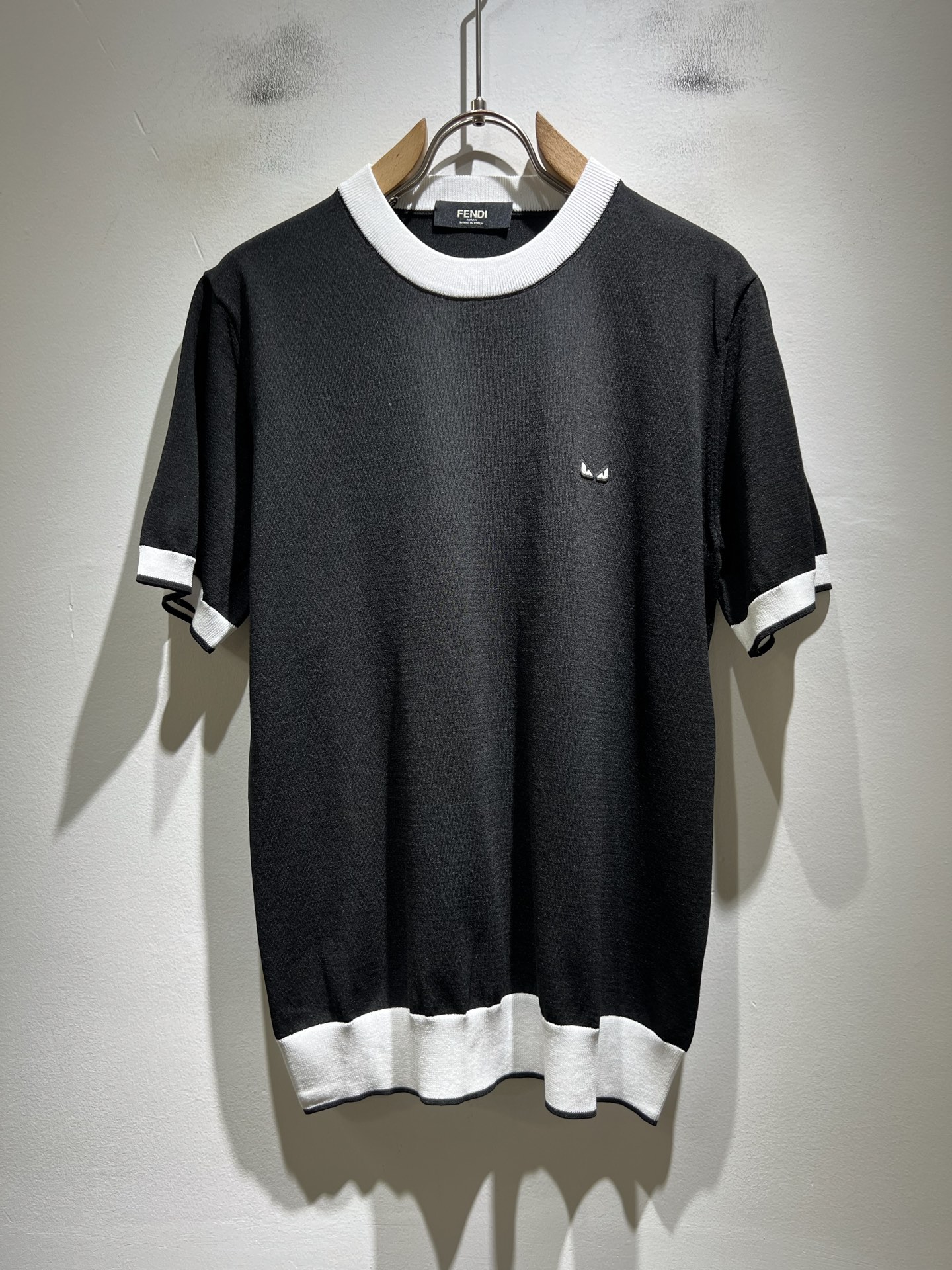 NO:902866,FEN Fen*di 2026 spring and summer new Yilite short-sleeved Polo shirt!  The clean version is versatile and has no age limit, and the panoramic logo pattern is designed with lamination technology!  Whether you are mature or like trendy and well-matched items, it is a must-have item for boys' wardrobes, whether worn with a jacket or worn alone in summer. Yilite is more delicate and breathable, has a stylish upper body and a great fit. The clothes are tall and stylish, different from low-end junk, and the collar will collapse without washing. Size M-3XL [maximum wear: 190 pounds], fendi, jackets & coats, jackets & coats, T-shirt,19860909FEN 芬*迪2026春夏新款伊力特短袖Polo衫！净版百搭不限制年龄,全景logo图案压胶工艺设计！无论你是轻熟还是喜欢潮风搭配妥妥的,男生衣橱必备单品款,无论内搭夹克外套,还是夏季单独穿都可以,伊力特更细腻透气,上身有型并且贴服感受非常棒,衣服挺拔有型区别低端渣货,不会洗洗领子就塌了. 尺码M-3XL【最大穿190斤】,,fendi,jackets & coats,jackets & coats,T-shirt,,Men's clothing