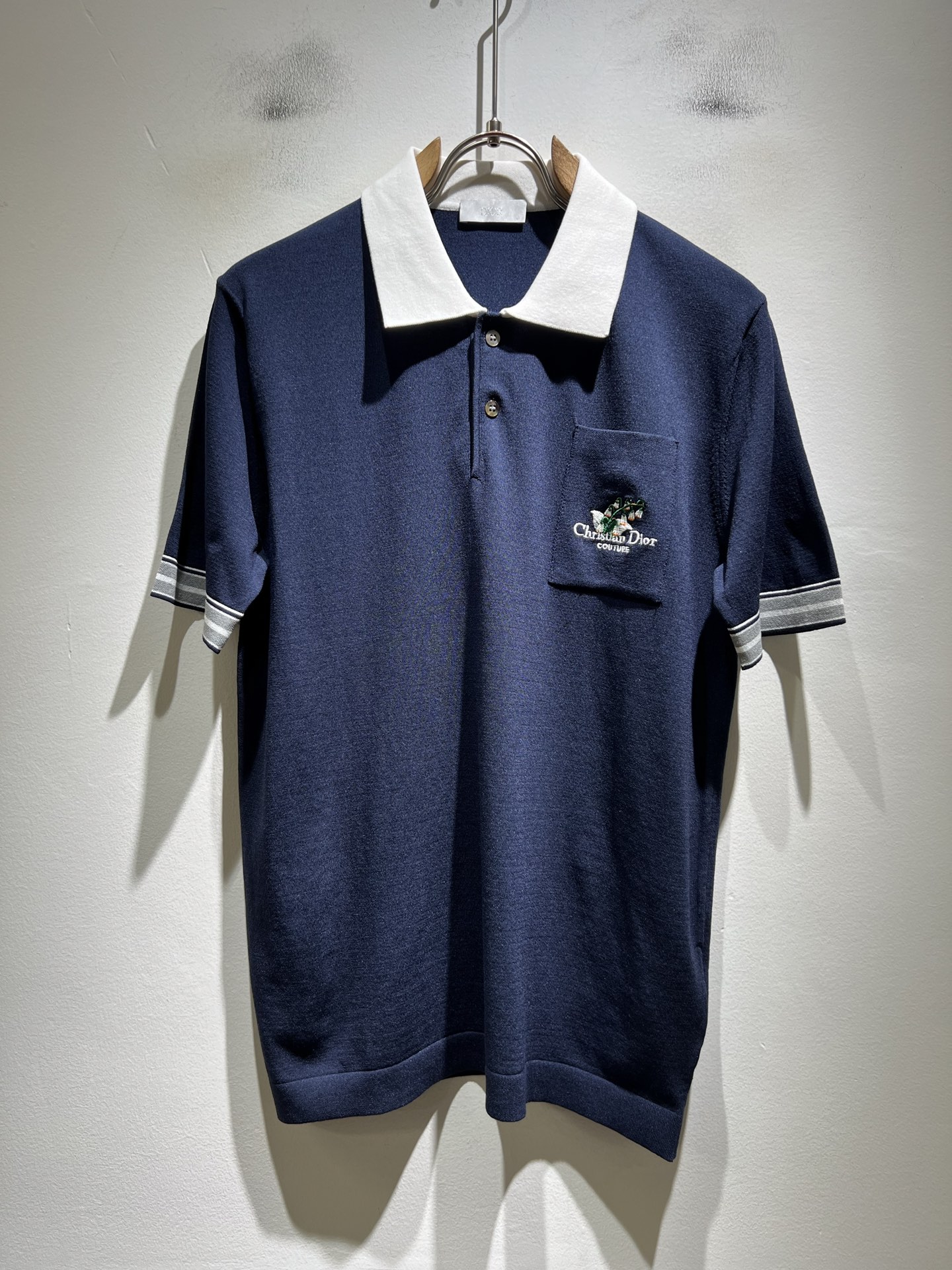 NO:902884,Dio*Dijia 2026 new spring and summer new ice silk Yilite knitted short-sleeved T-shirts for men and women, available at counters simultaneously!  Customized exclusive knitted Yili original fabric!  Designed with logo embroidery technology!  Simple and elegant, easy to match and versatile, extremely high-grade, perfectly integrated into fashion and style, a top-notch fashionable style that is perfect for outer wear!  The whole thing gives people a natural feeling!  The ultimate classic and versatile short-sleeved T-shirt, using the latest three-dimensional letter logo pattern embroidery design!  The ultimate heavy work, the ultimate perfection!  Fans who pursue high quality should rush to buy it by themselves, and we sincerely invite all fans who know the goods to appreciate this model together!  !  Size M-3XL [maximum wear: 190 pounds], dior, dior, T-shirt, tees, t-shirt,19860909Dio*迪家 2026春夏新款男女同款冰丝伊力特针织短袖T恤,专柜同步发售！定制专属针织伊力原版面料！采用logo刺绣工艺设计！简约特大方,从容百搭,档次极高,完美融入时尚还有风情感一款完美符合外穿的顶尖时髦气质款！整体给人浑然天成的感觉！极致经典的百搭型短袖T恤,采用最新的立体字母logo图案刺绣设计！极致的重工极致的完美！追求高品质的粉丝们请自行抢购,诚邀所有识货的粉丝一同鉴赏此款！！尺码M-3XL【最大穿190斤】,,dior,dior,T-shirt,tees，t-shirt,,Men's clothing