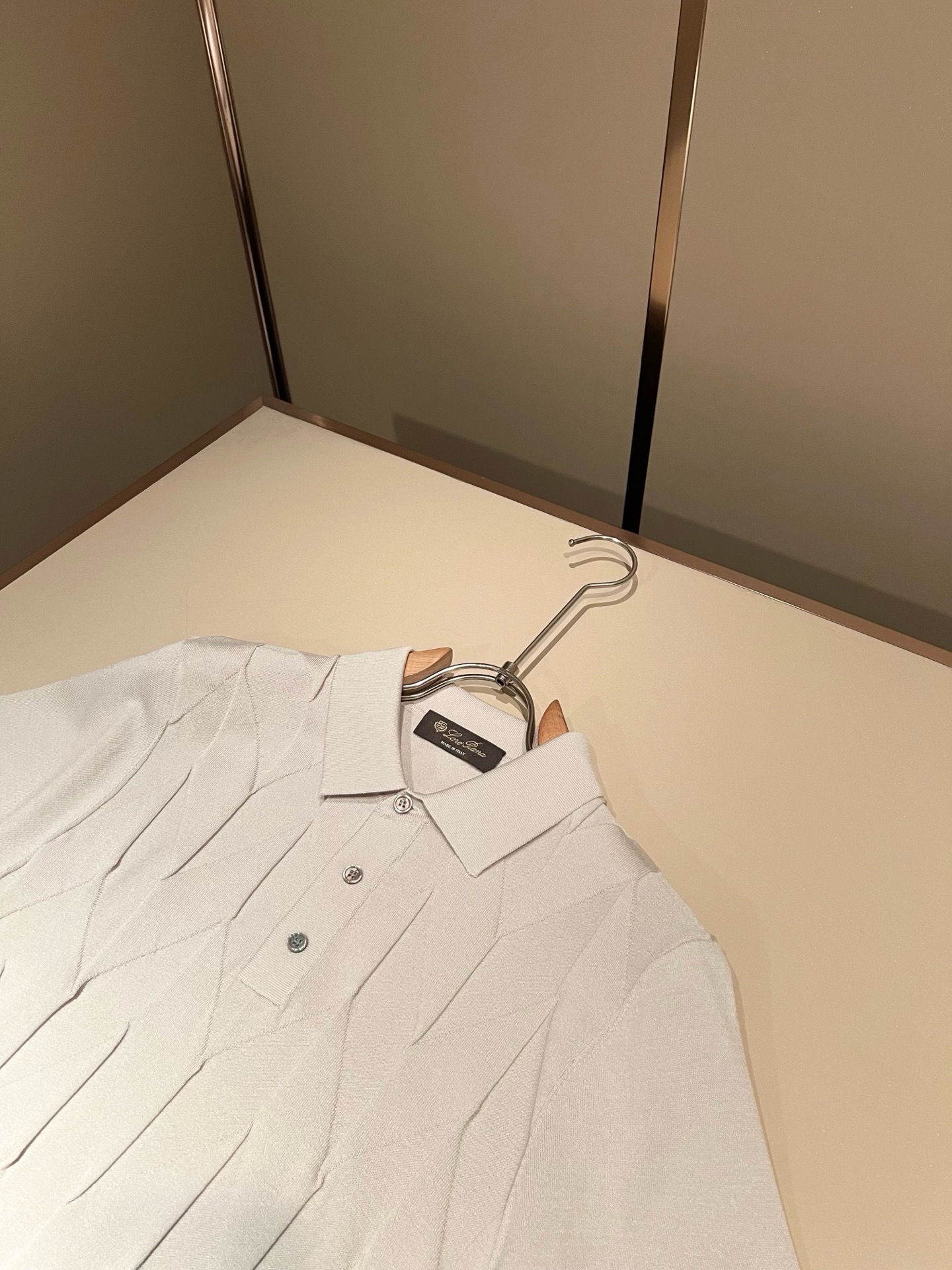 Loro Piana诺悠翩雅 2026春夏男士最新的贸易订单伊力特针织翻领短袖T恤，全品相！！上身舒适透