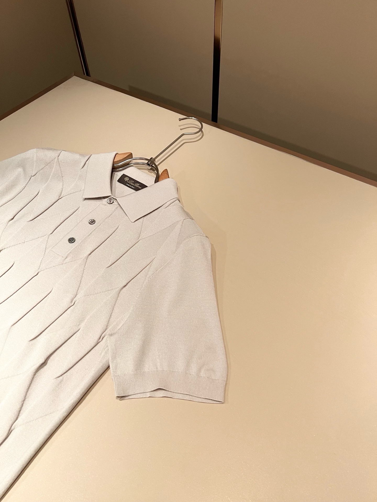 Loro Piana诺悠翩雅 2026春夏男士最新的贸易订单伊力特针织翻领短袖T恤，全品相！！上身舒适透