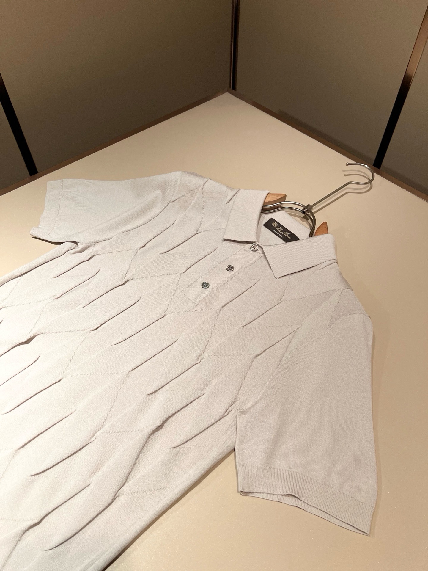 Loro Piana诺悠翩雅 2026春夏男士最新的贸易订单伊力特针织翻领短袖T恤，全品相！！上身舒适透