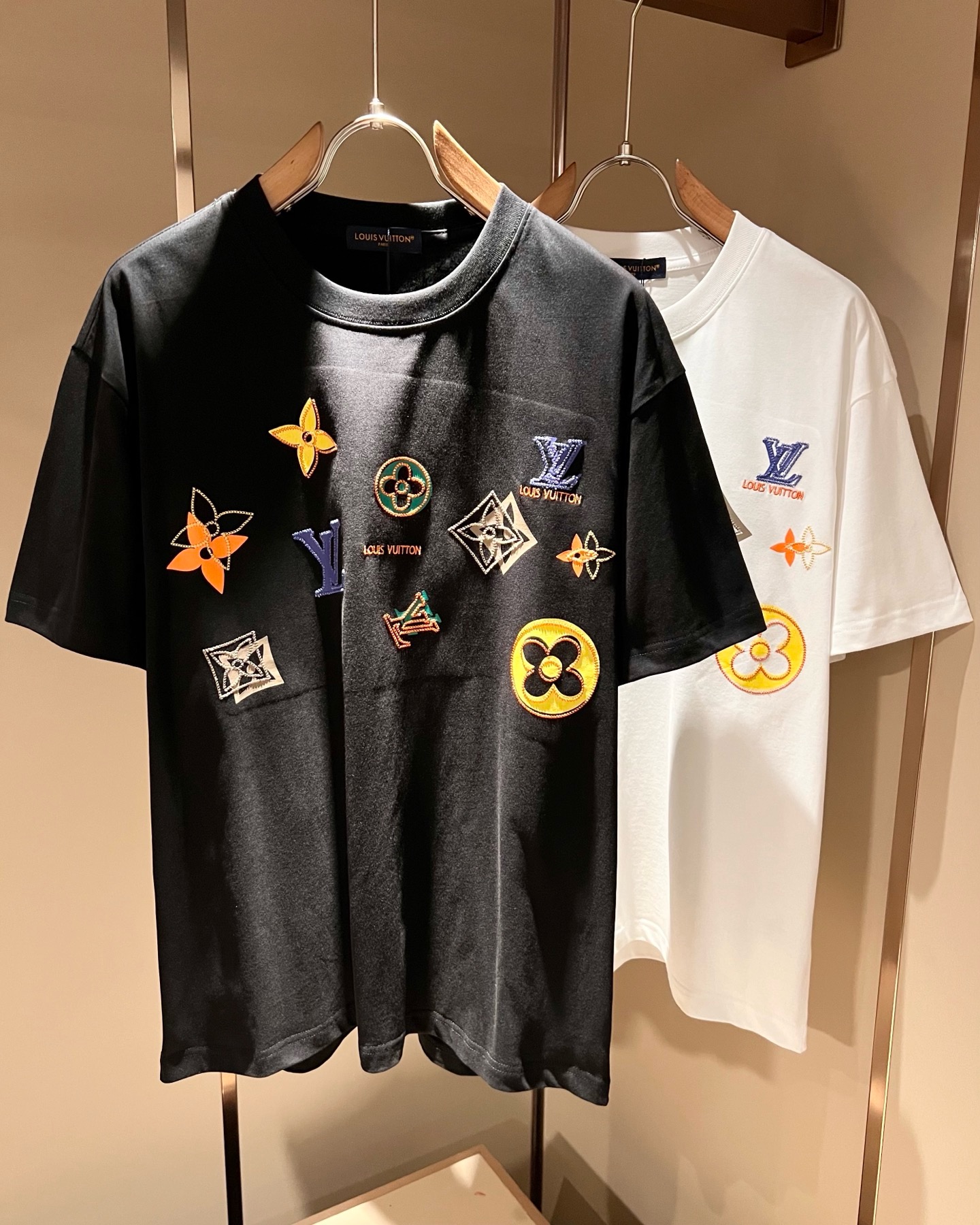 LouisVuitt*路易*登 2026春夏全新系列单品上线，非常时髦前卫的一款男女同款短袖T恤，标识l