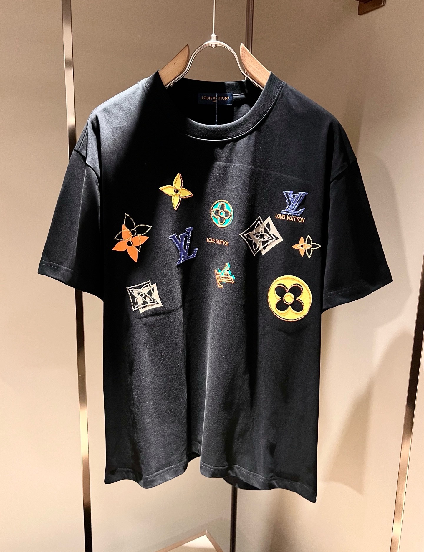 LouisVuitt*路易*登 2026春夏全新系列单品上线，非常时髦前卫的一款男女同款短袖T恤，标识l