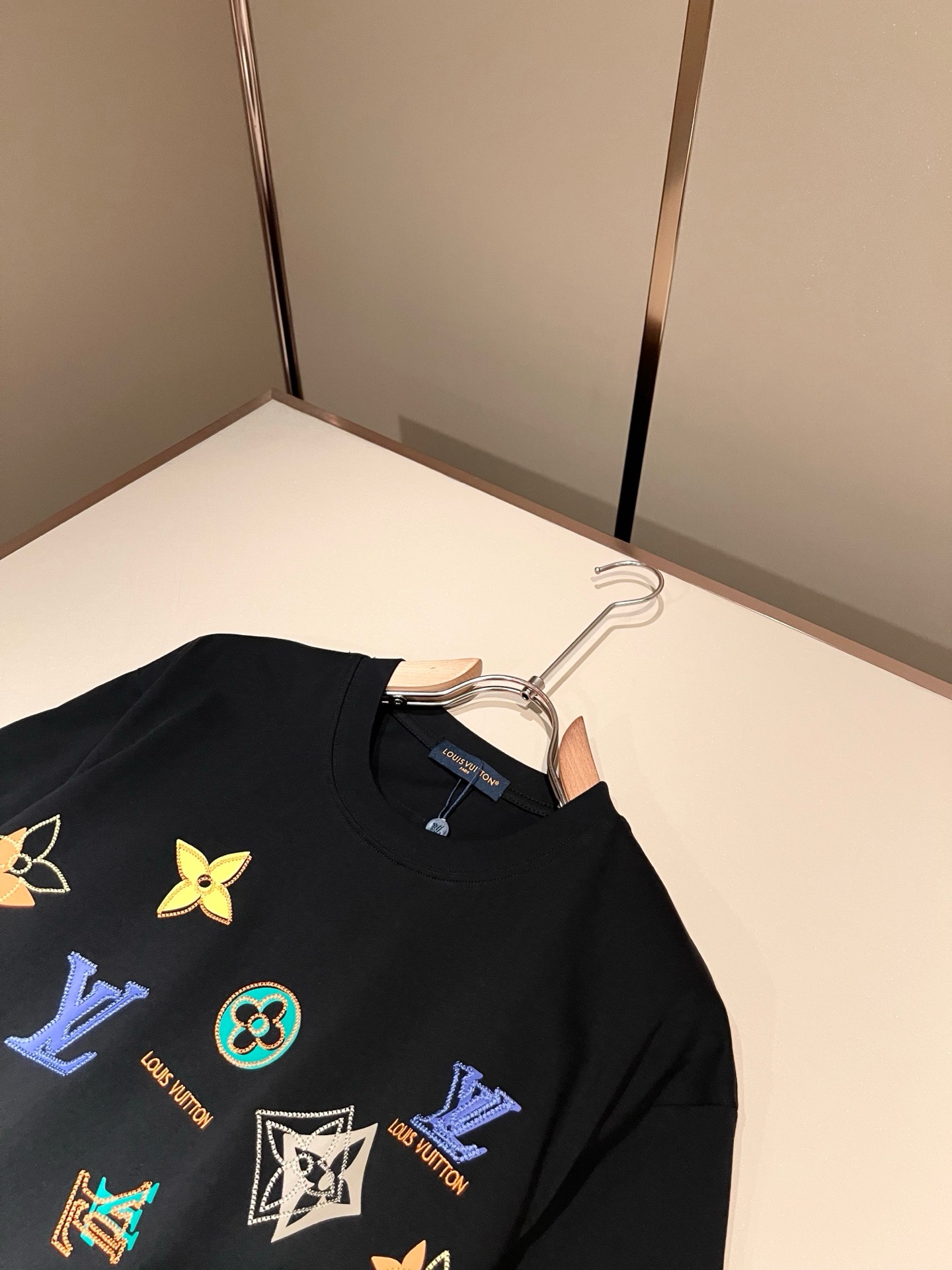 LouisVuitt*路易*登 2026春夏全新系列单品上线，非常时髦前卫的一款男女同款短袖T恤，标识l