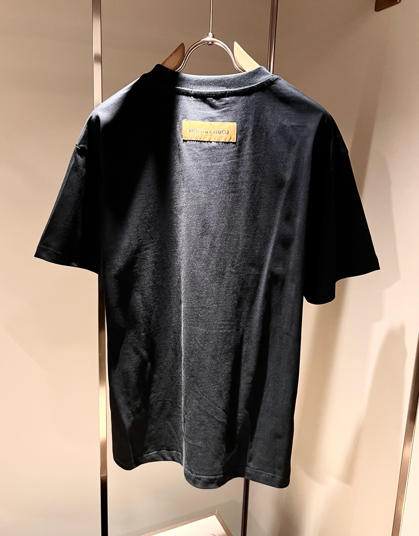 LouisVuitt*路易*登 2026春夏全新系列单品上线，非常时髦前卫的一款男女同款短袖T恤，标识l