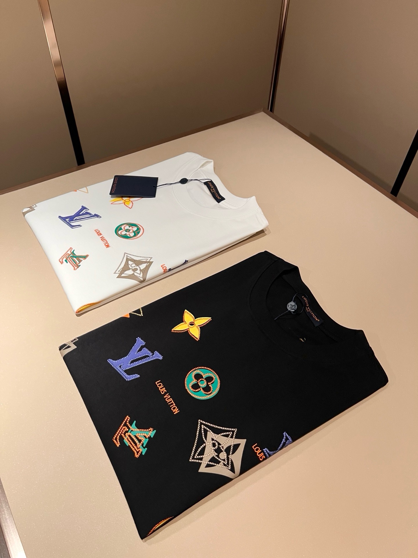 LouisVuitt*路易*登 2026春夏全新系列单品上线，非常时髦前卫的一款男女同款短袖T恤，标识l