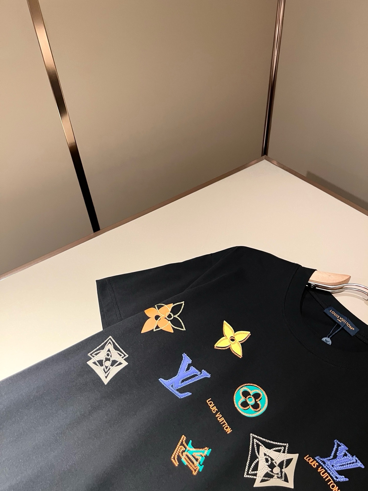 LouisVuitt*路易*登 2026春夏全新系列单品上线，非常时髦前卫的一款男女同款短袖T恤，标识l