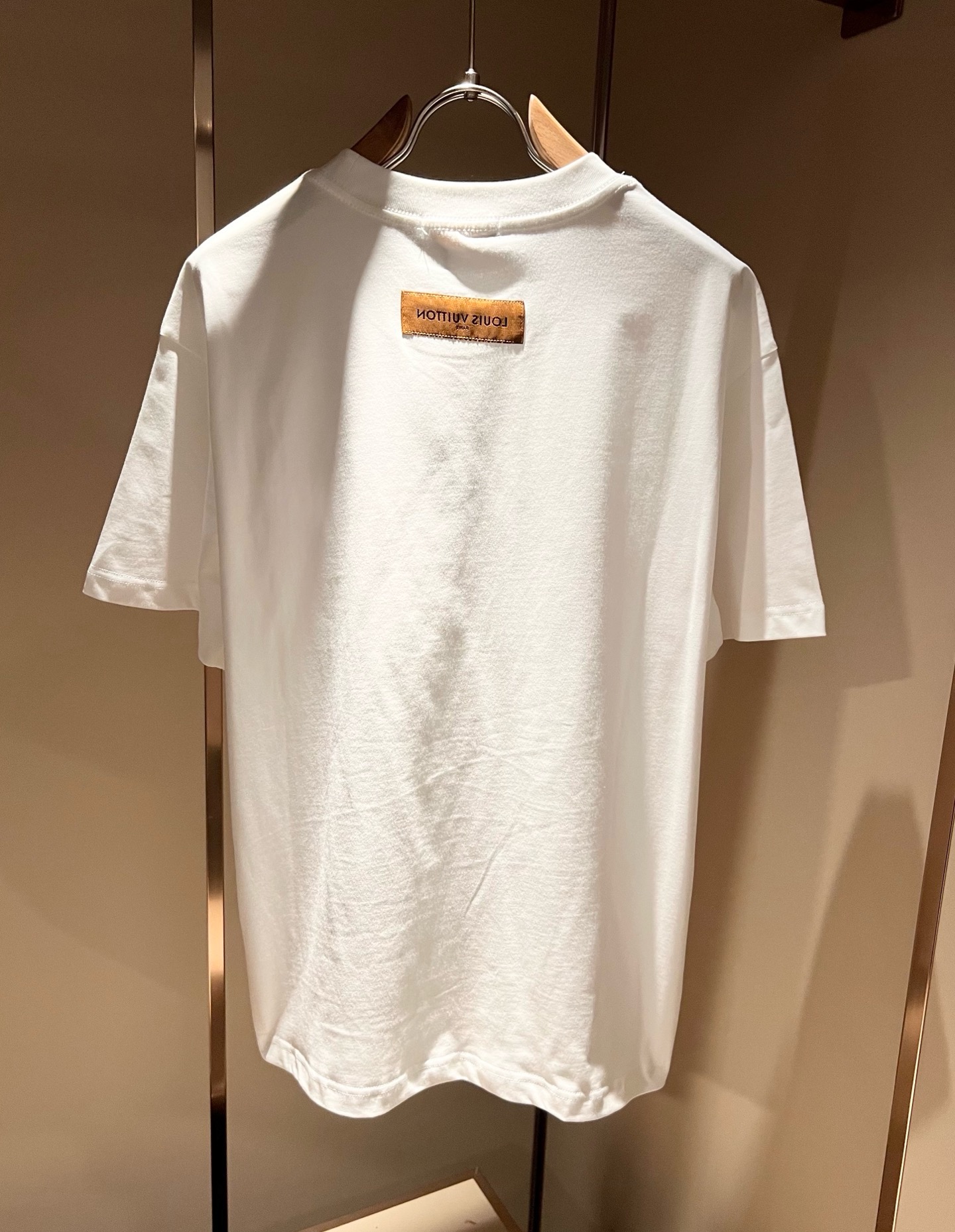 LouisVuitt*路易*登 2026春夏全新系列单品上线，非常时髦前卫的一款男女同款短袖T恤，标识l
