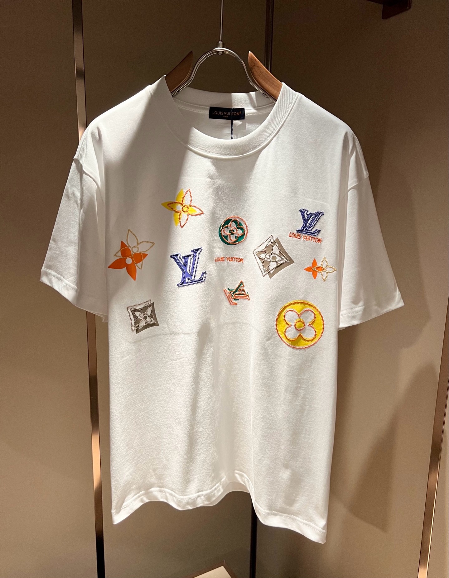 LouisVuitt*路易*登 2026春夏全新系列单品上线，非常时髦前卫的一款男女同款短袖T恤，标识l