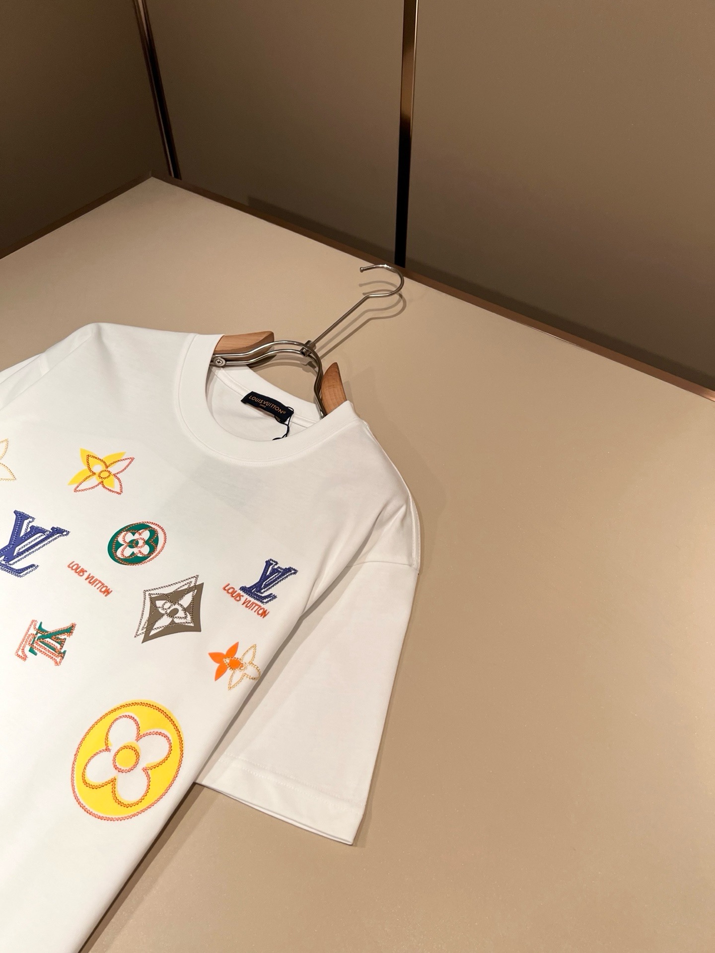 LouisVuitt*路易*登 2026春夏全新系列单品上线，非常时髦前卫的一款男女同款短袖T恤，标识l