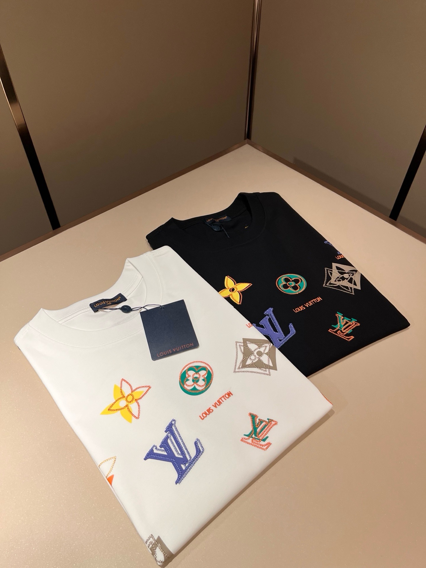 LouisVuitt*路易*登 2026春夏全新系列单品上线，非常时髦前卫的一款男女同款短袖T恤，标识l