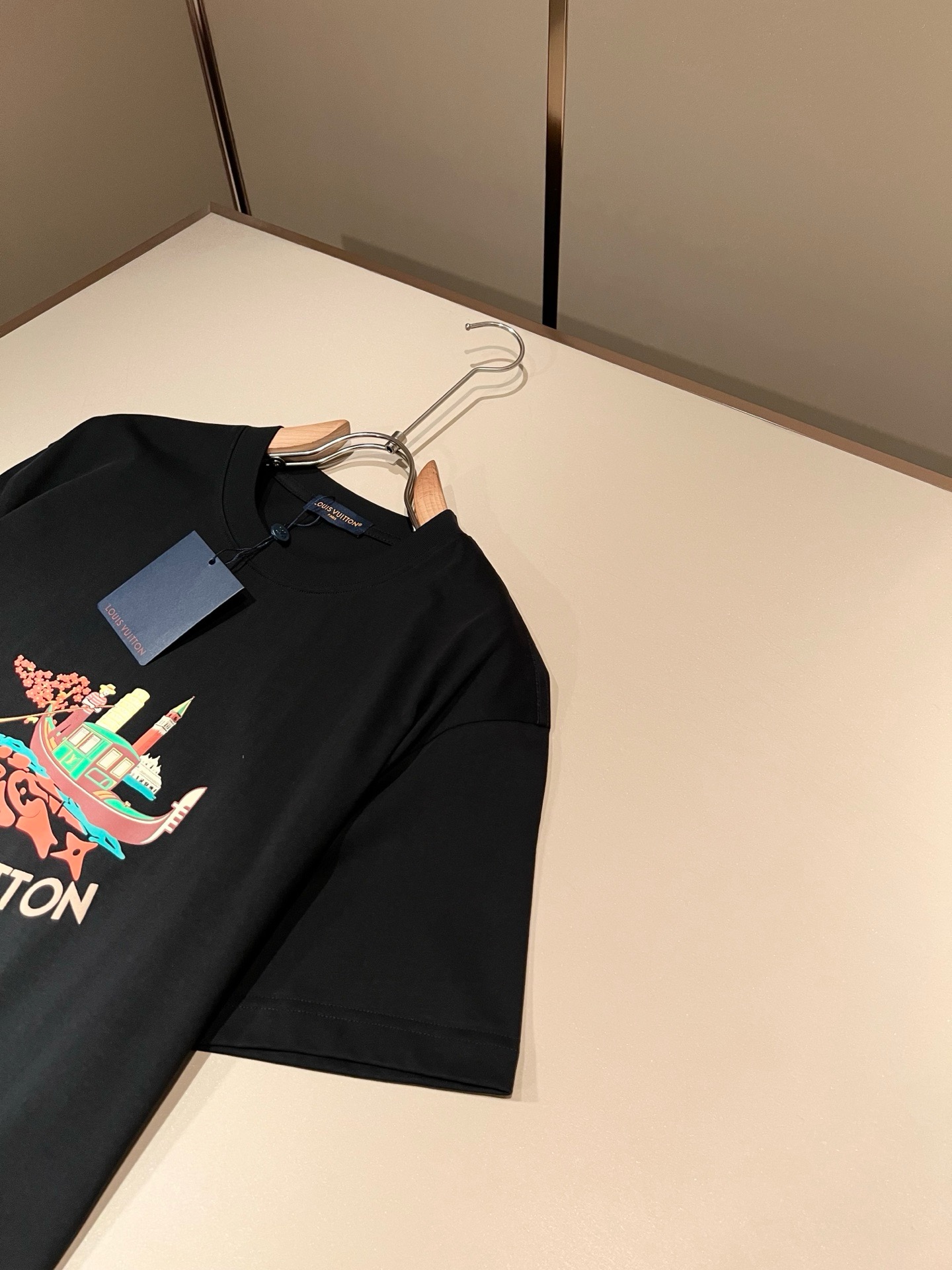 LouisVuitt*路易*登 2026春夏全新系列单品上线，非常时髦前卫的一款男女同款短袖T恤，标识l