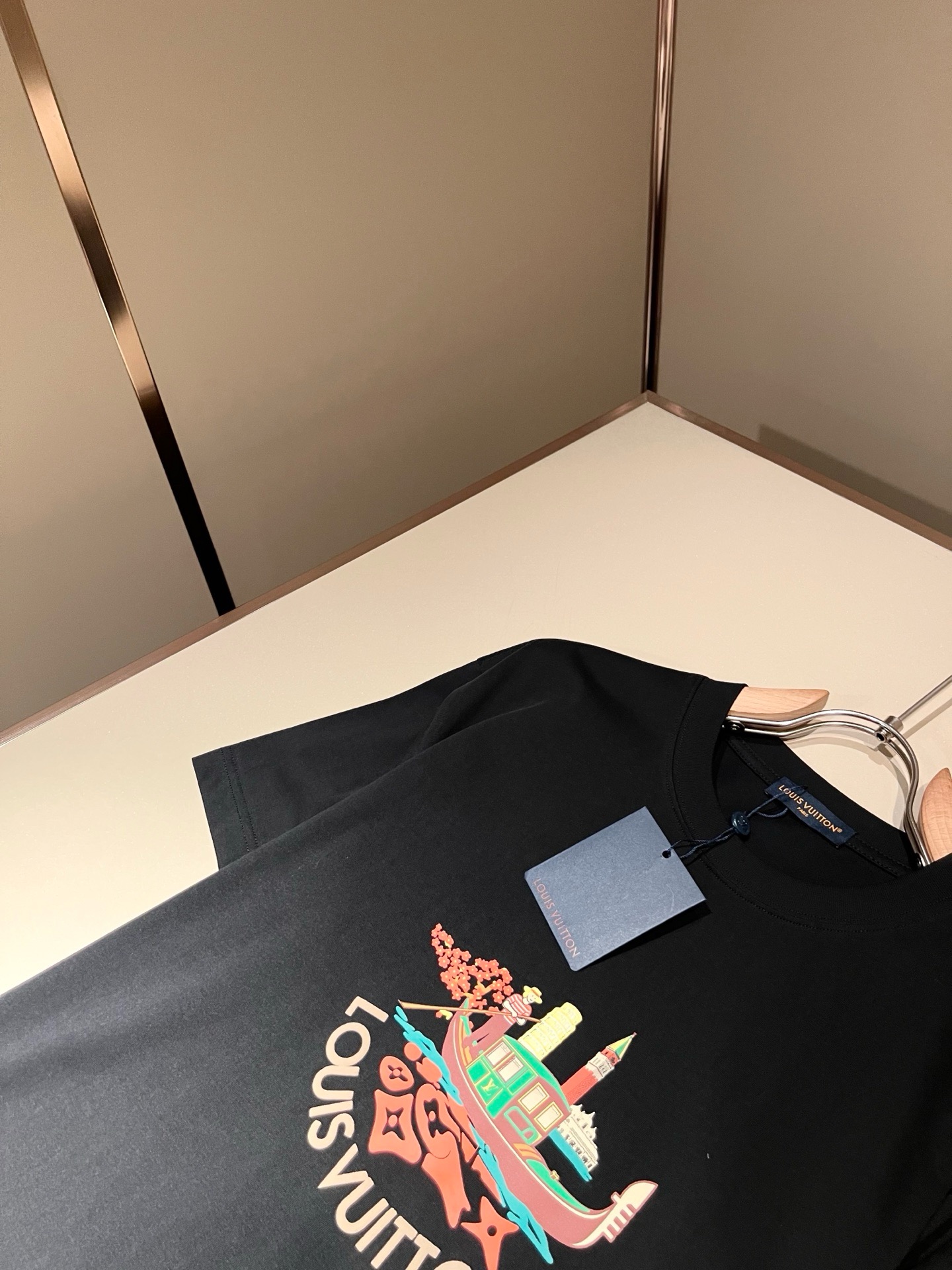 LouisVuitt*路易*登 2026春夏全新系列单品上线，非常时髦前卫的一款男女同款短袖T恤，标识l