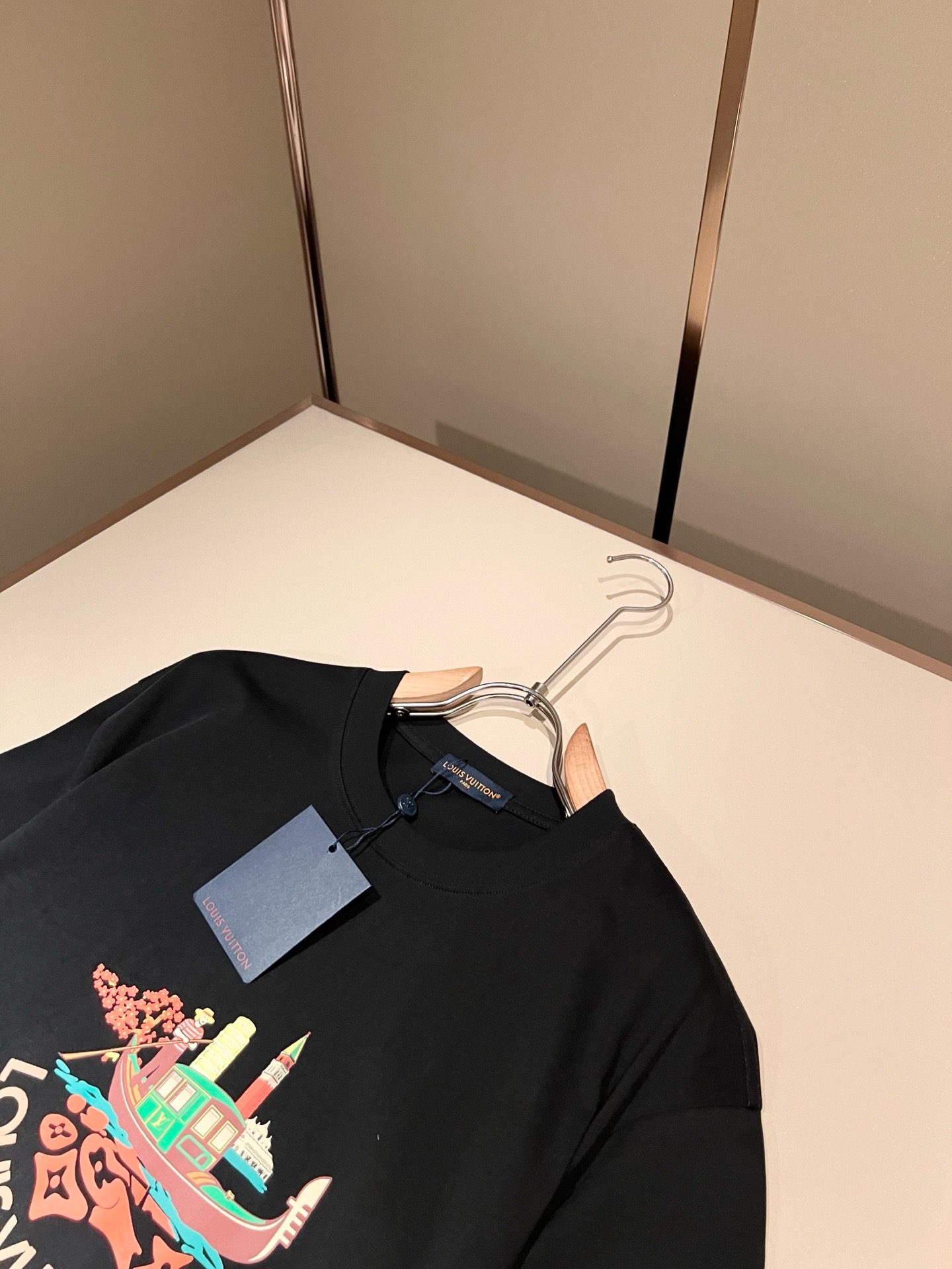 LouisVuitt*路易*登 2026春夏全新系列单品上线，非常时髦前卫的一款男女同款短袖T恤，标识l