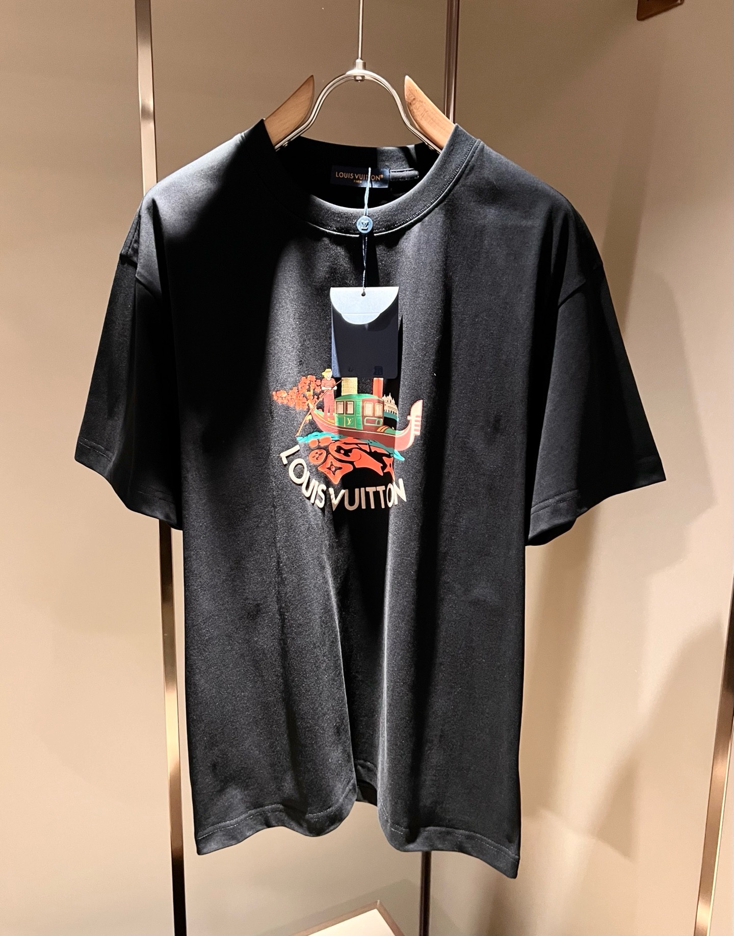 LouisVuitt*路易*登 2026春夏全新系列单品上线，非常时髦前卫的一款男女同款短袖T恤，标识l