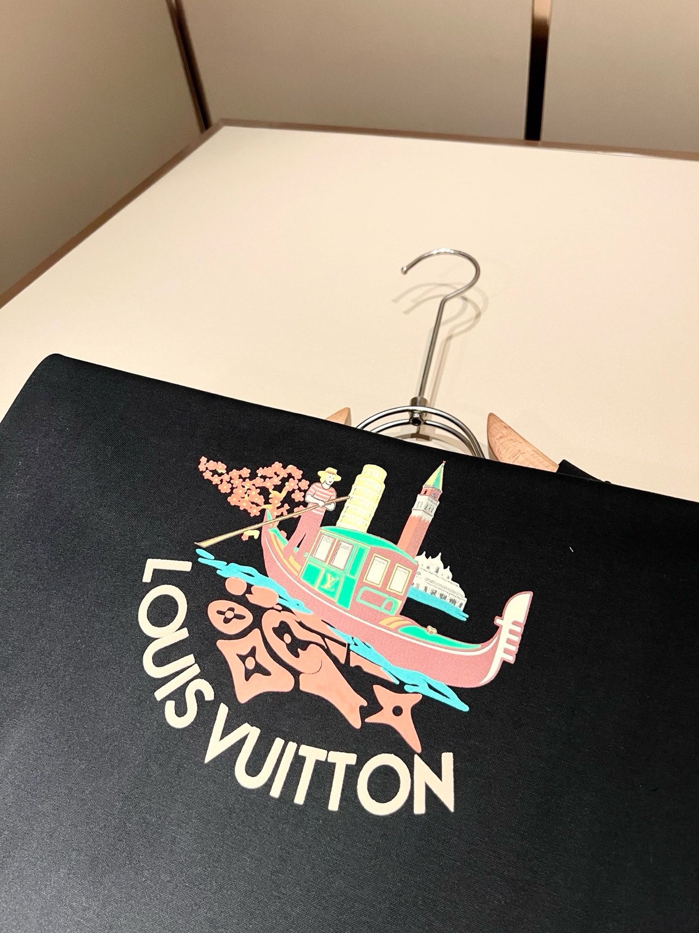 LouisVuitt*路易*登 2026春夏全新系列单品上线，非常时髦前卫的一款男女同款短袖T恤，标识l