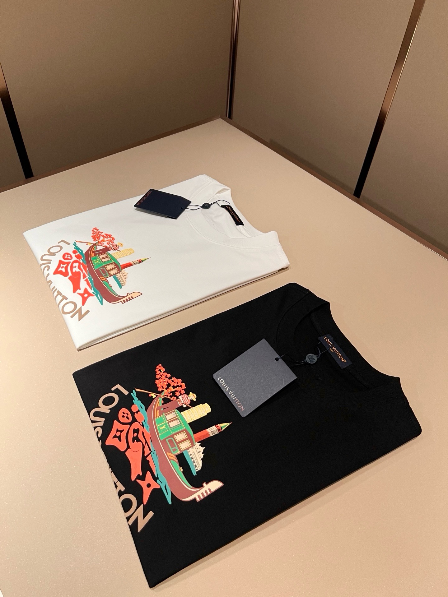 LouisVuitt*路易*登 2026春夏全新系列单品上线，非常时髦前卫的一款男女同款短袖T恤，标识l