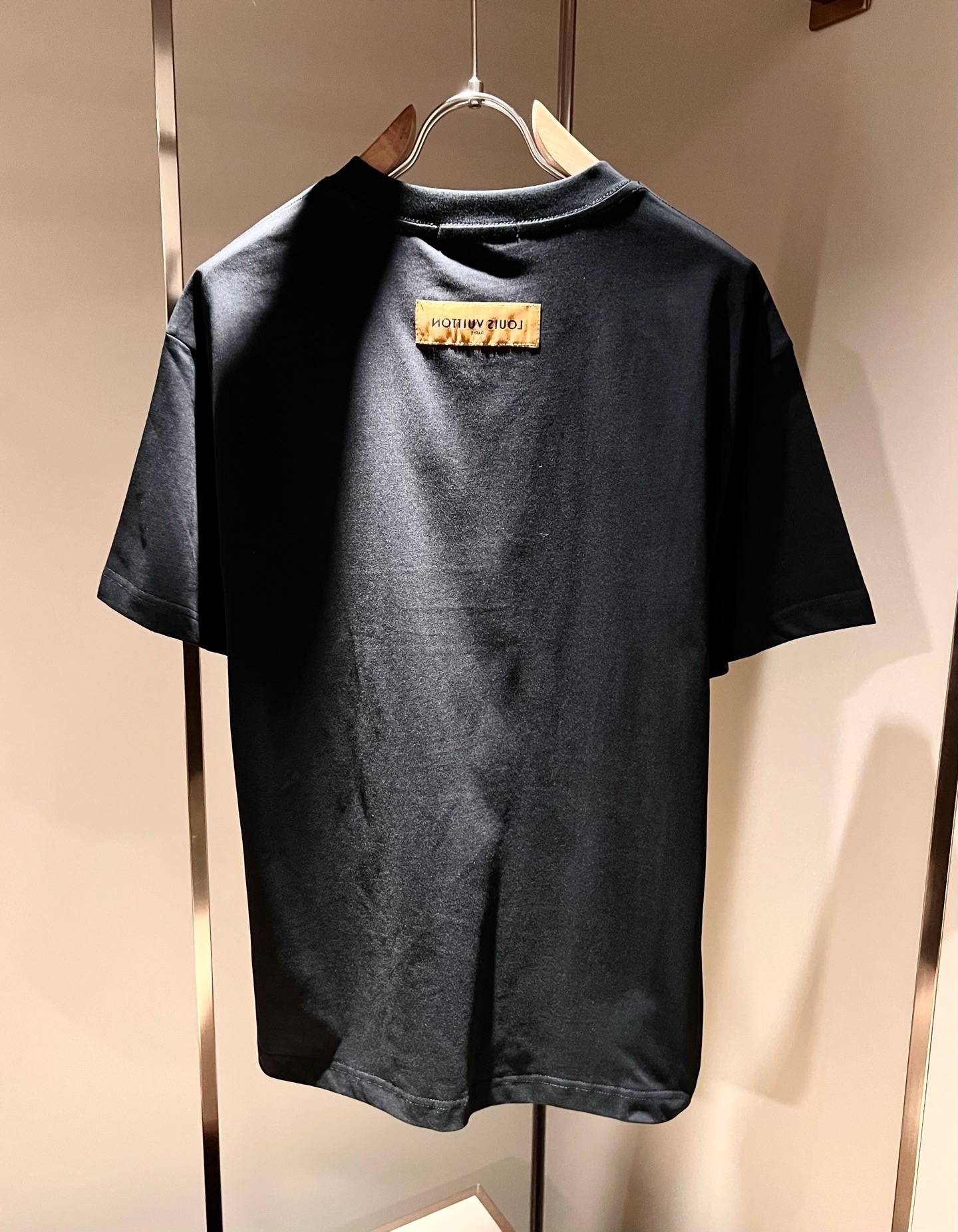 LouisVuitt*路易*登 2026春夏全新系列单品上线，非常时髦前卫的一款男女同款短袖T恤，标识l