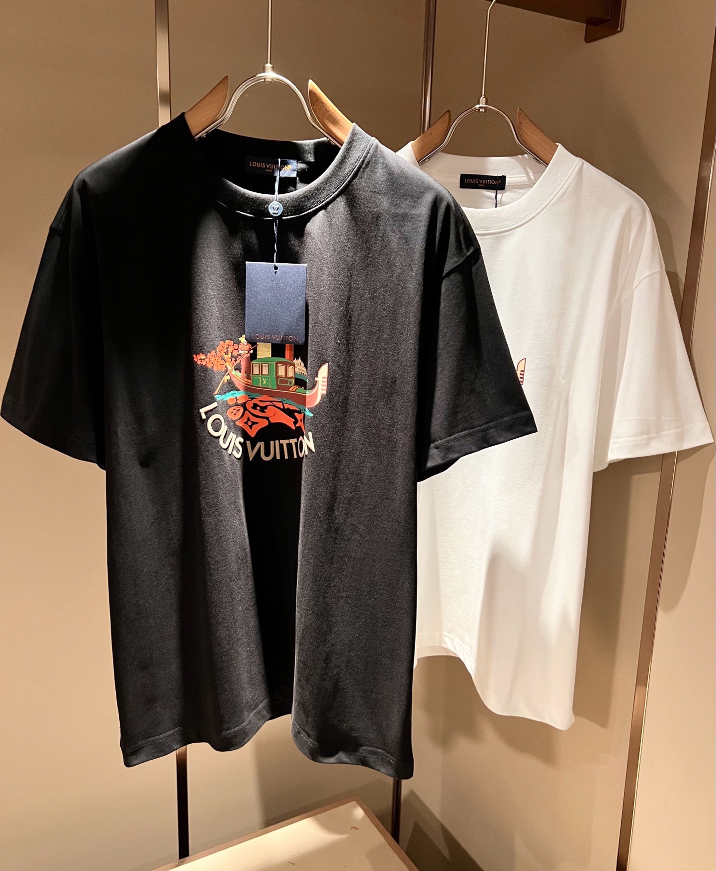 LouisVuitt*路易*登 2026春夏全新系列单品上线，非常时髦前卫的一款男女同款短袖T恤，标识l