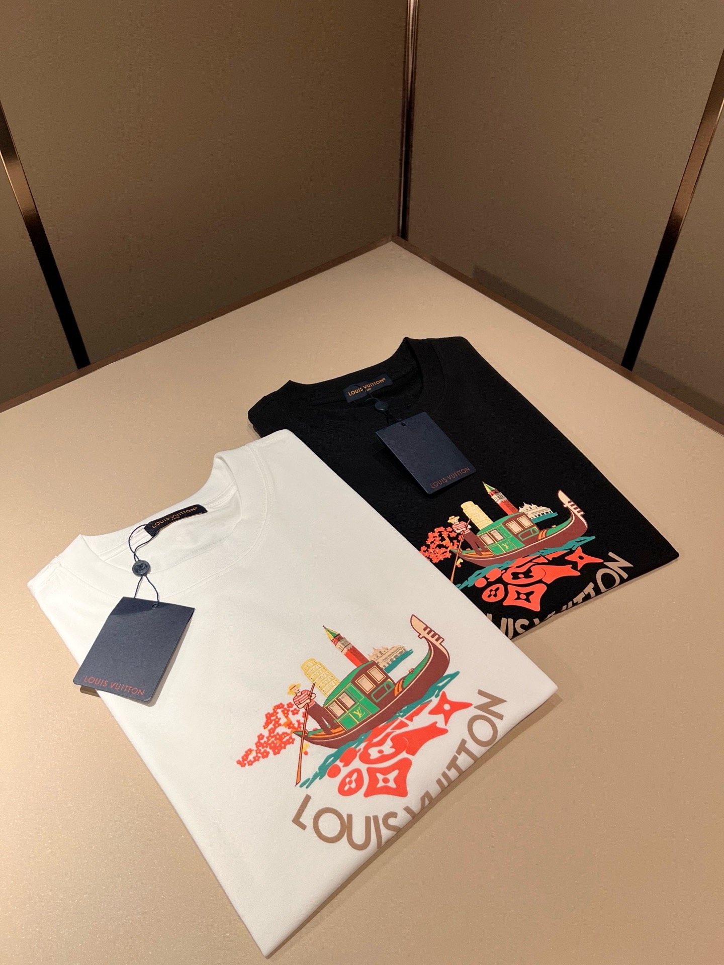 LouisVuitt*路易*登 2026春夏全新系列单品上线，非常时髦前卫的一款男女同款短袖T恤，标识l