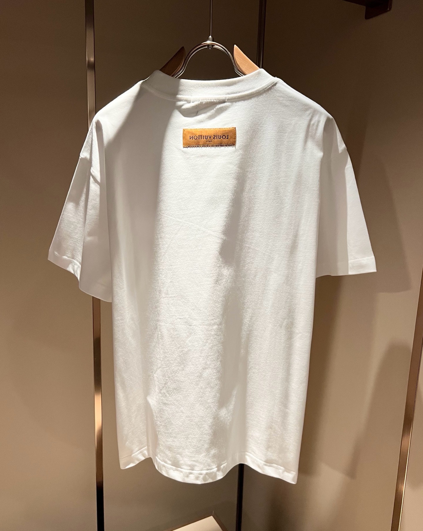 LouisVuitt*路易*登 2026春夏全新系列单品上线，非常时髦前卫的一款男女同款短袖T恤，标识l