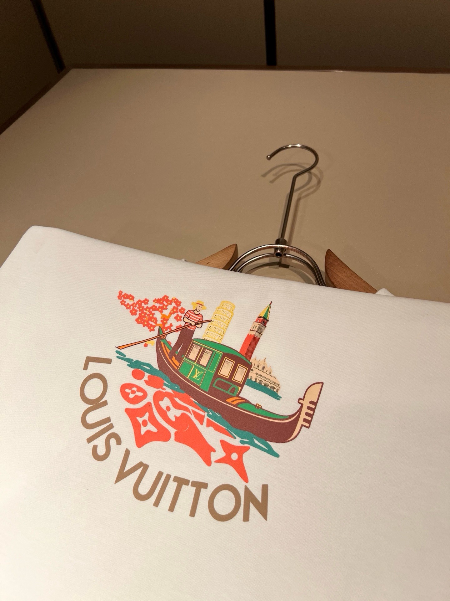 LouisVuitt*路易*登 2026春夏全新系列单品上线，非常时髦前卫的一款男女同款短袖T恤，标识l
