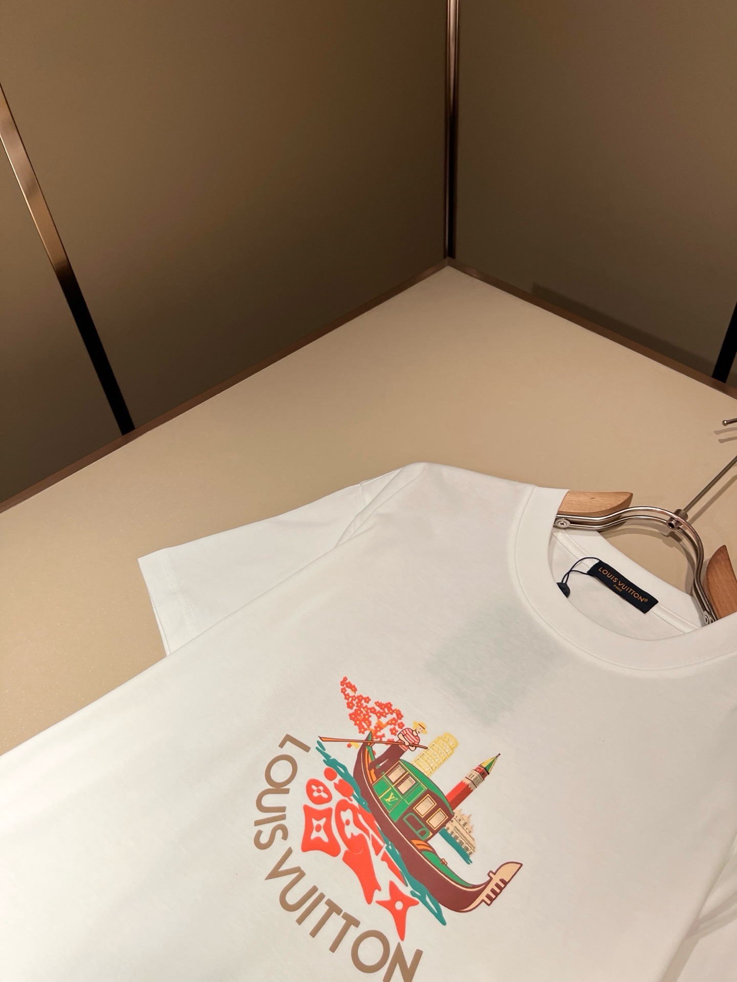 LouisVuitt*路易*登 2026春夏全新系列单品上线，非常时髦前卫的一款男女同款短袖T恤，标识l