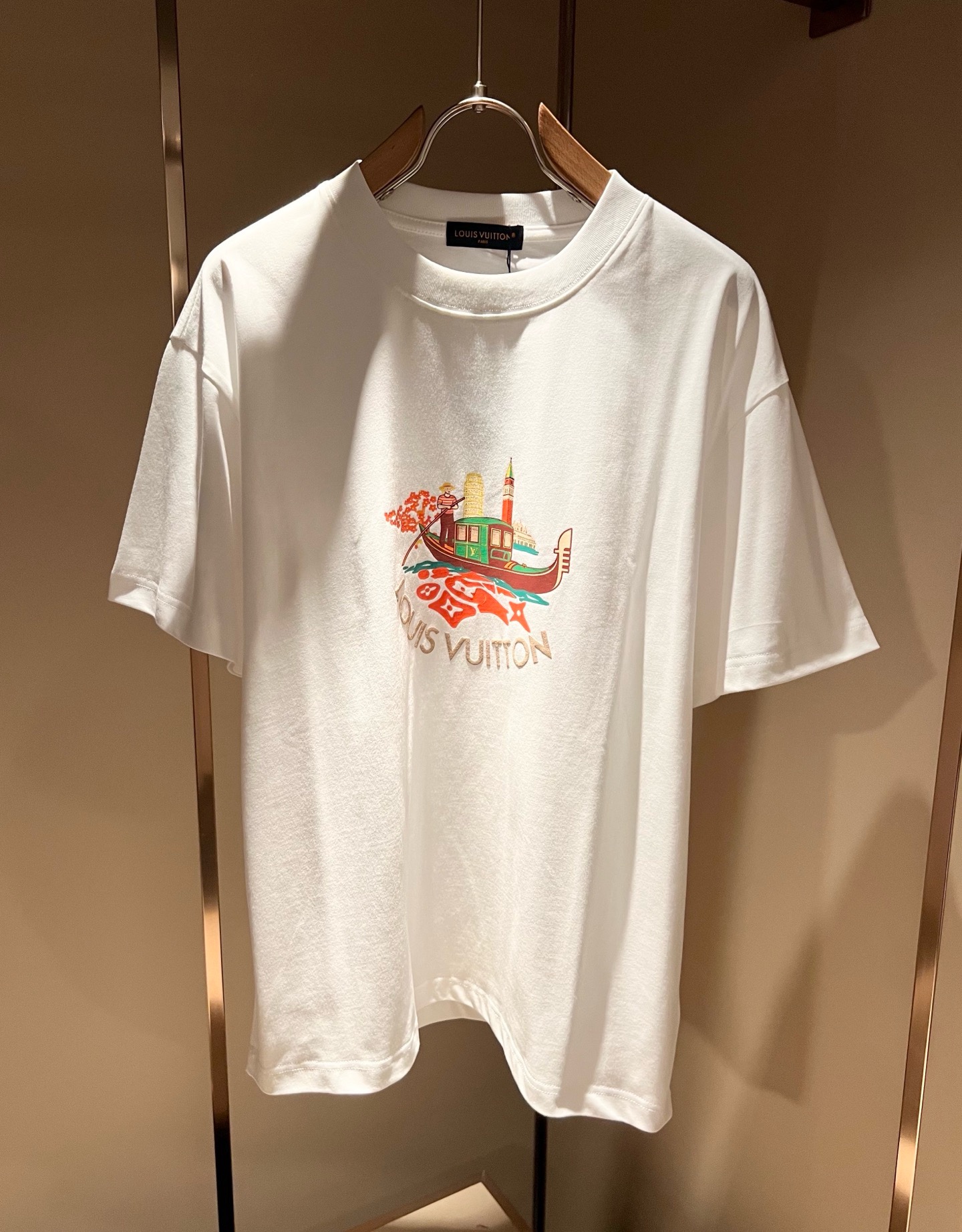 LouisVuitt*路易*登 2026春夏全新系列单品上线，非常时髦前卫的一款男女同款短袖T恤，标识l