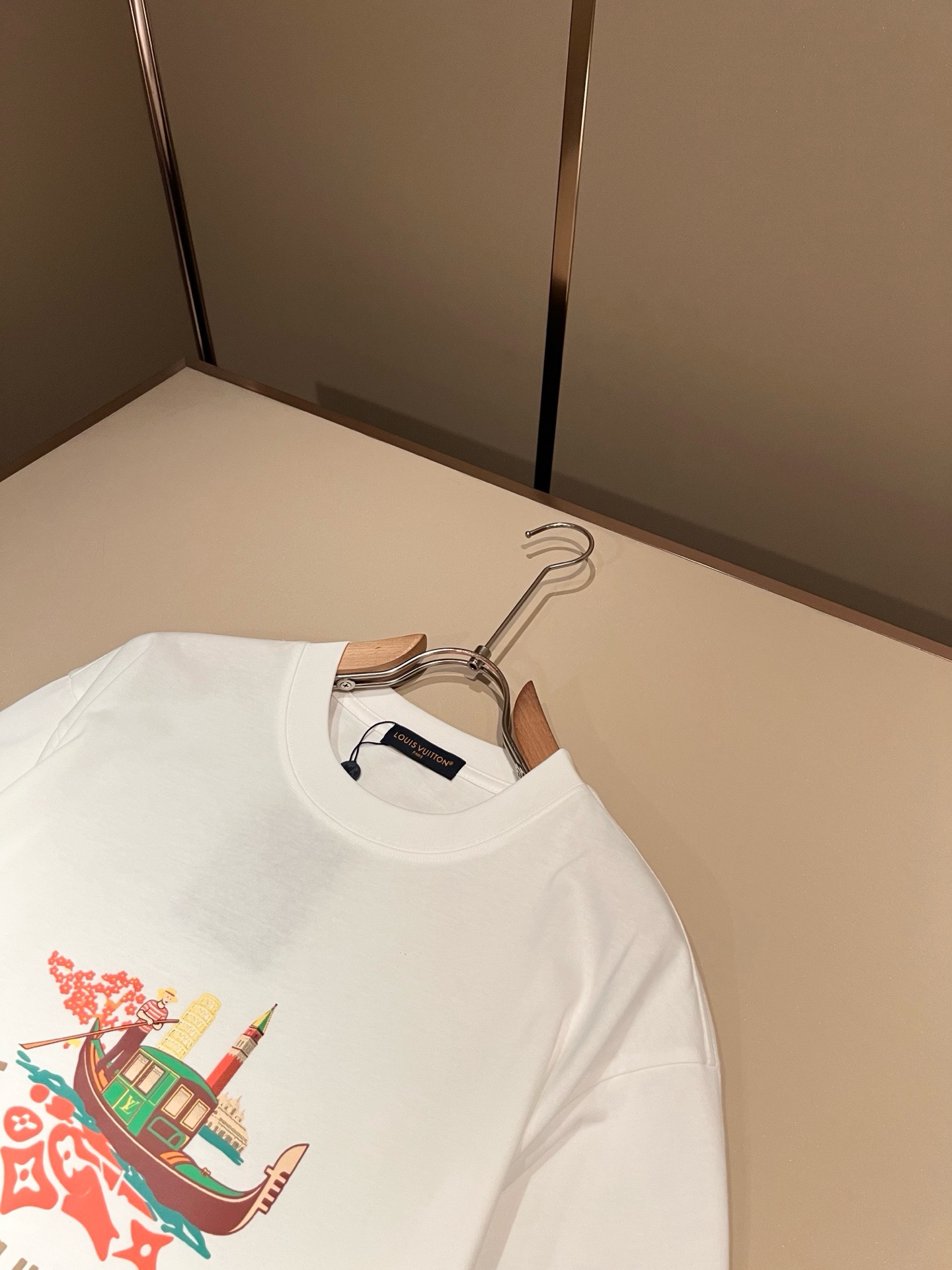 LouisVuitt*路易*登 2026春夏全新系列单品上线，非常时髦前卫的一款男女同款短袖T恤，标识l