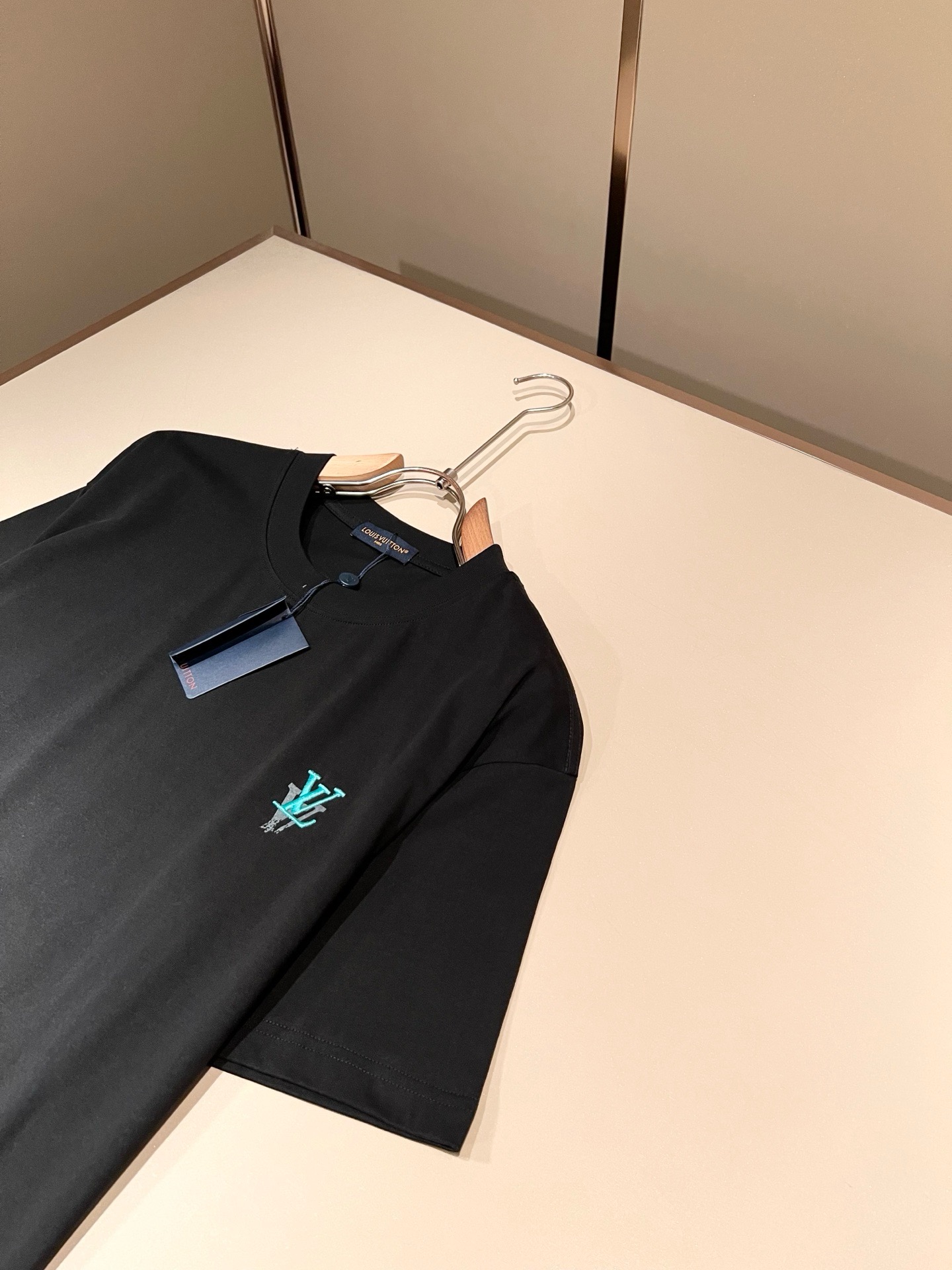 LouisVuitt*路易*登 2026春夏全新系列单品上线，非常时髦前卫的一款男女同款短袖T恤，标识l
