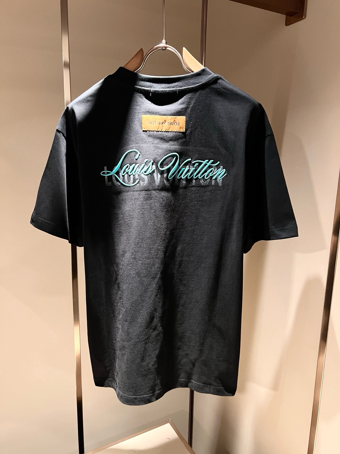 LouisVuitt*路易*登 2026春夏全新系列单品上线，非常时髦前卫的一款男女同款短袖T恤，标识l