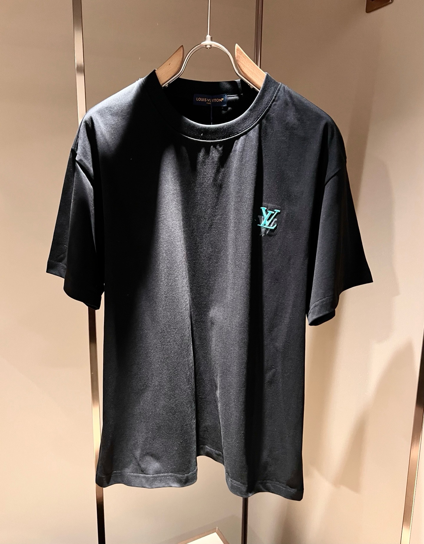 LouisVuitt*路易*登 2026春夏全新系列单品上线，非常时髦前卫的一款男女同款短袖T恤，标识l