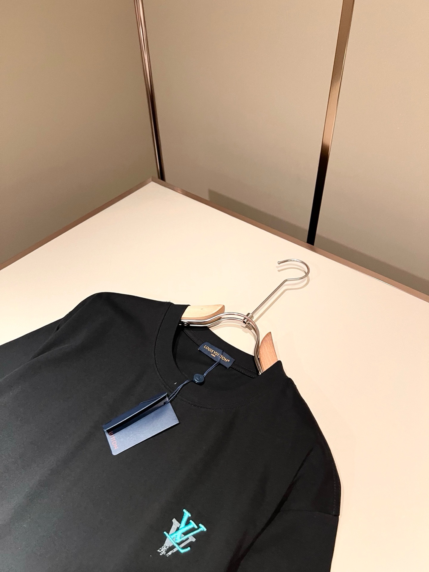 LouisVuitt*路易*登 2026春夏全新系列单品上线，非常时髦前卫的一款男女同款短袖T恤，标识l