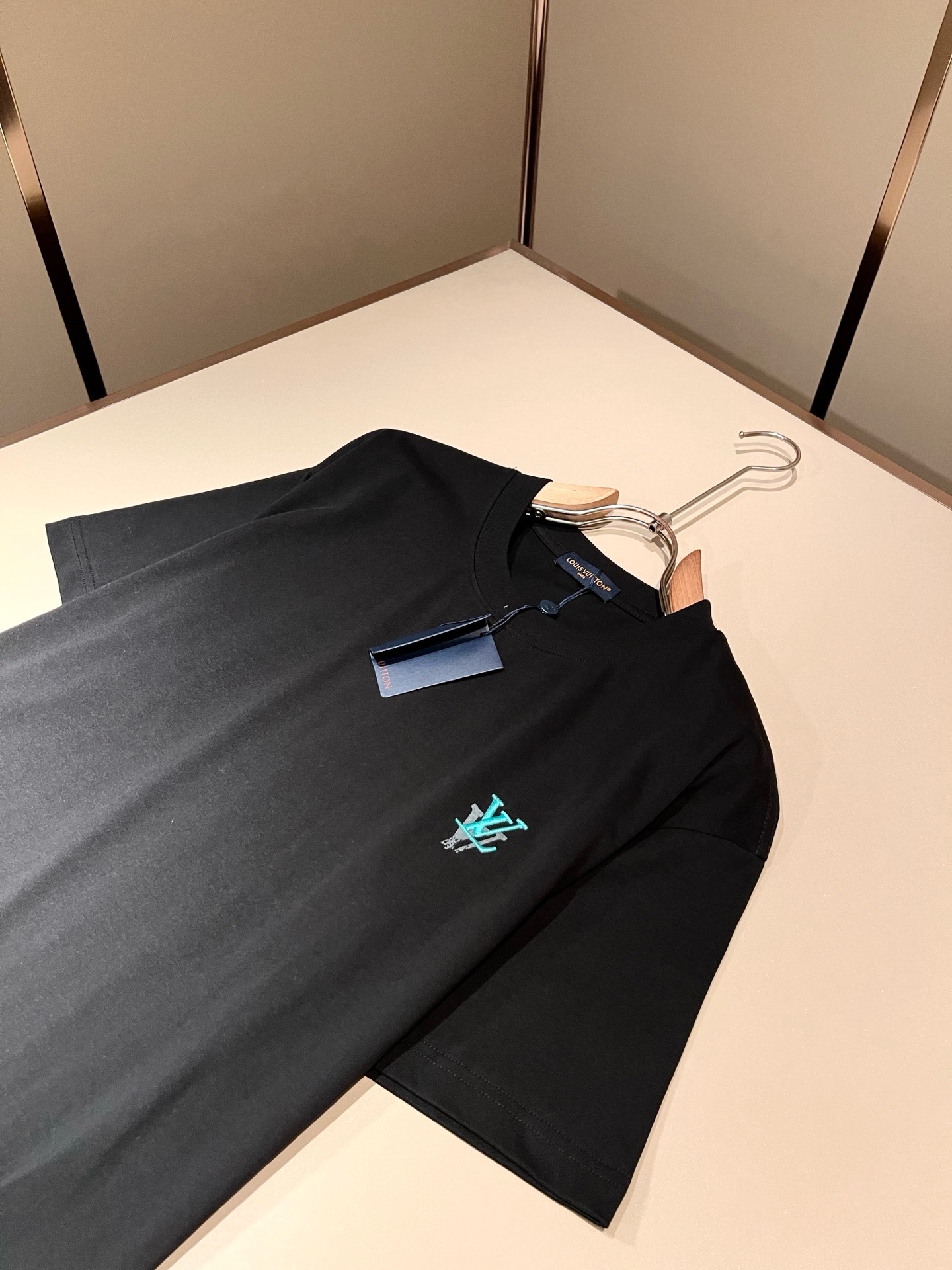 LouisVuitt*路易*登 2026春夏全新系列单品上线，非常时髦前卫的一款男女同款短袖T恤，标识l