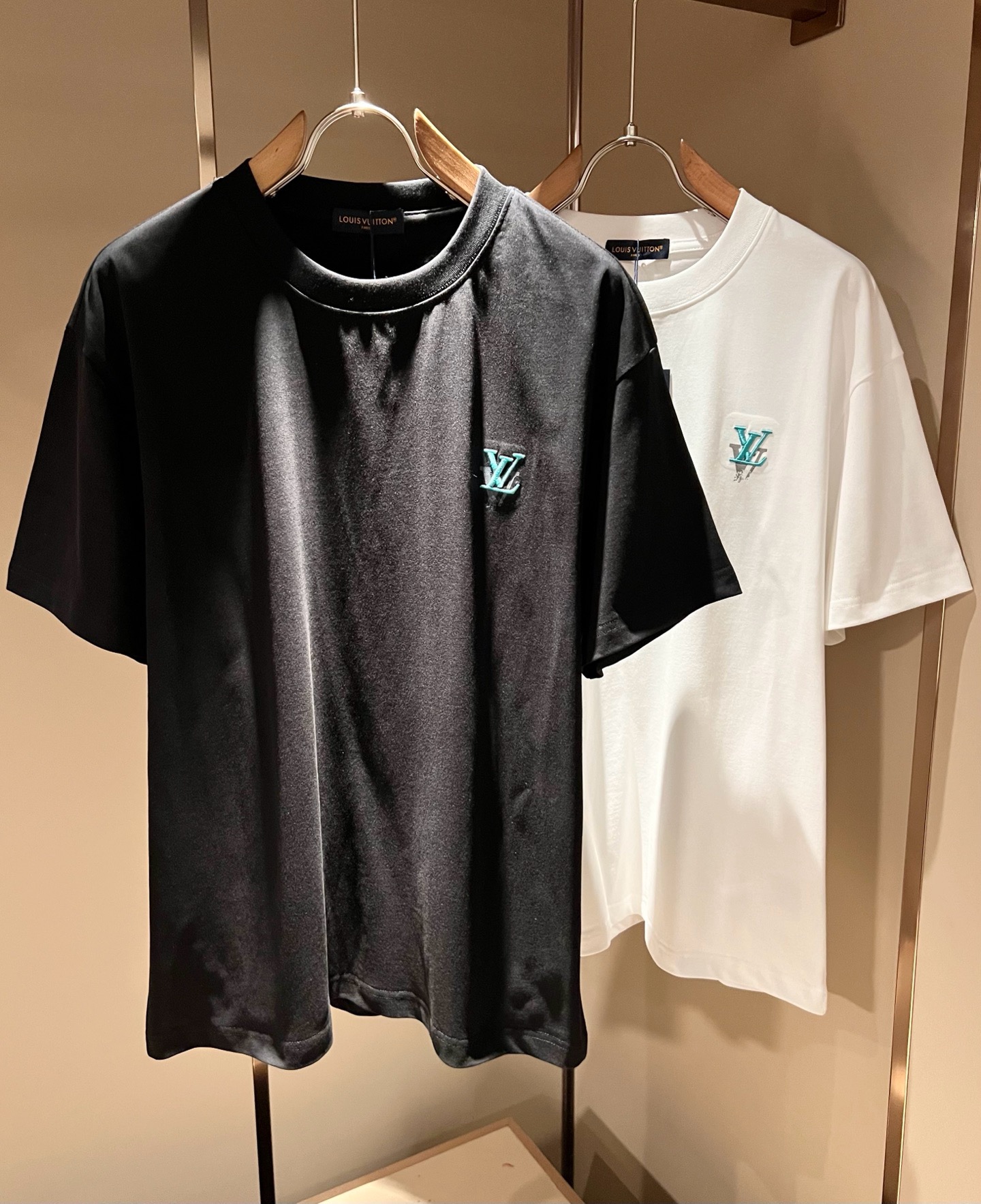 LouisVuitt*路易*登 2026春夏全新系列单品上线，非常时髦前卫的一款男女同款短袖T恤，标识l