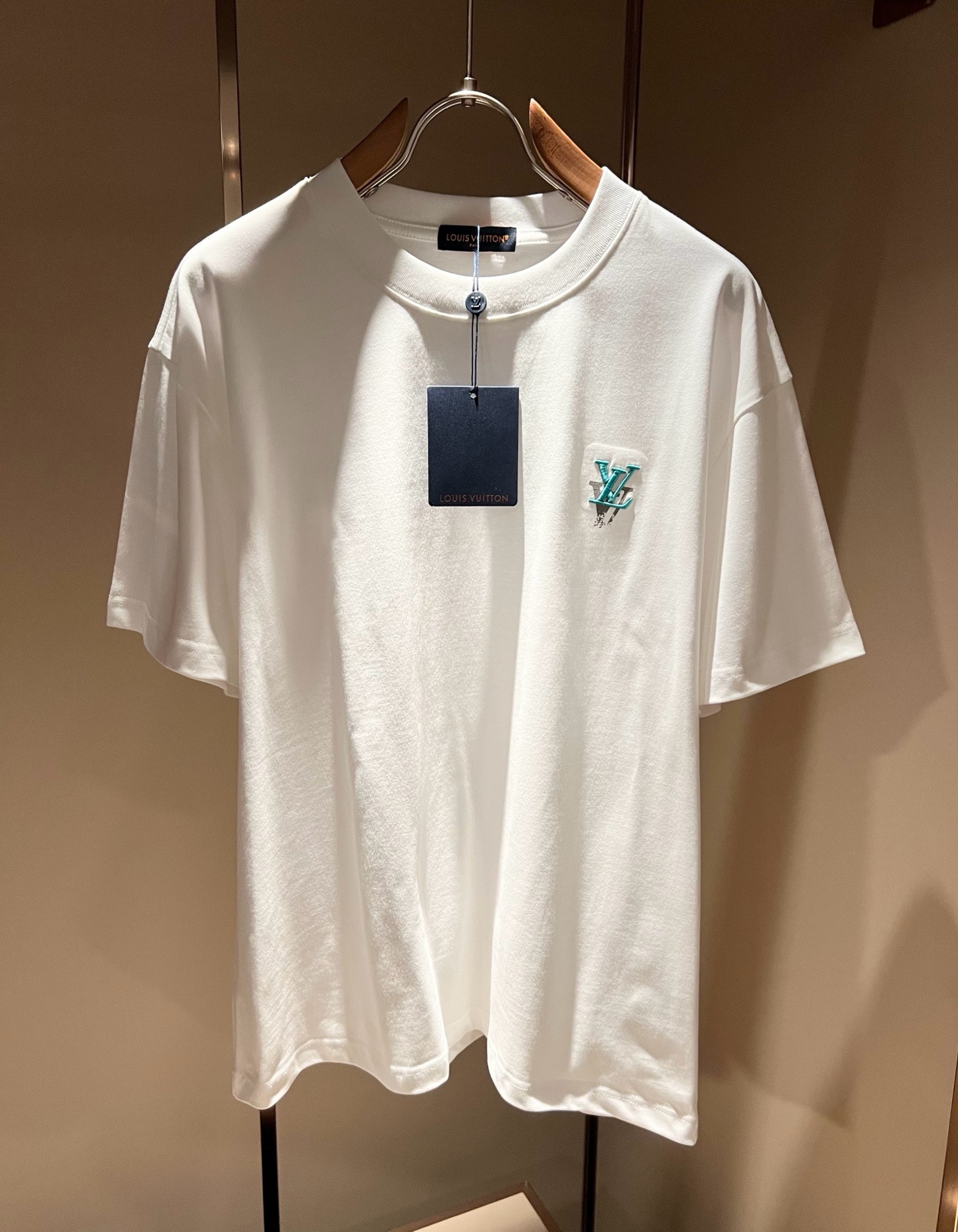 LouisVuitt*路易*登 2026春夏全新系列单品上线，非常时髦前卫的一款男女同款短袖T恤，标识l