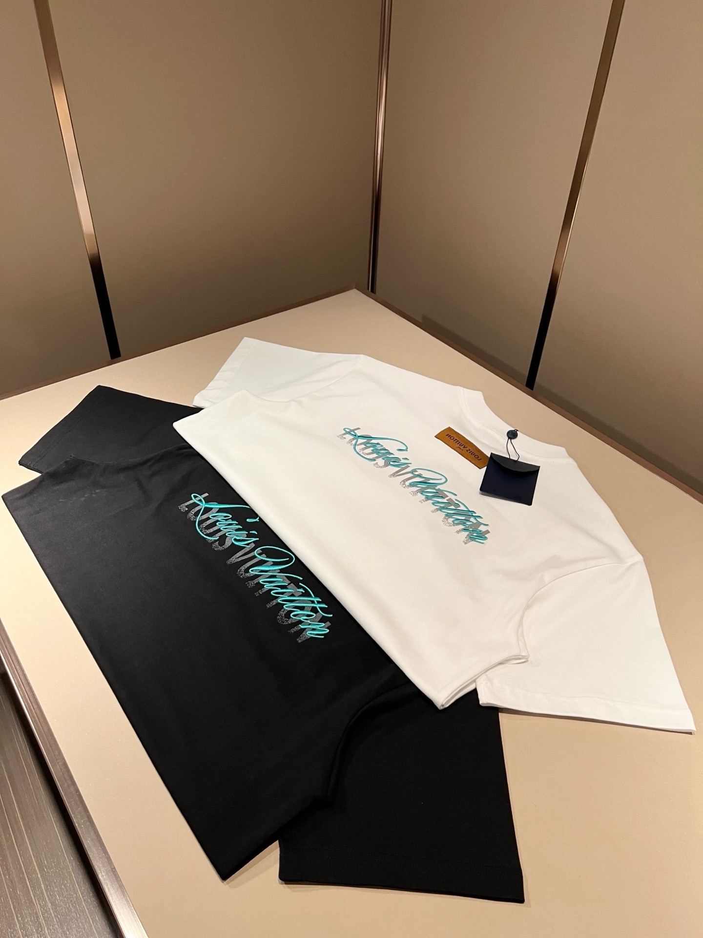 LouisVuitt*路易*登 2026春夏全新系列单品上线，非常时髦前卫的一款男女同款短袖T恤，标识l