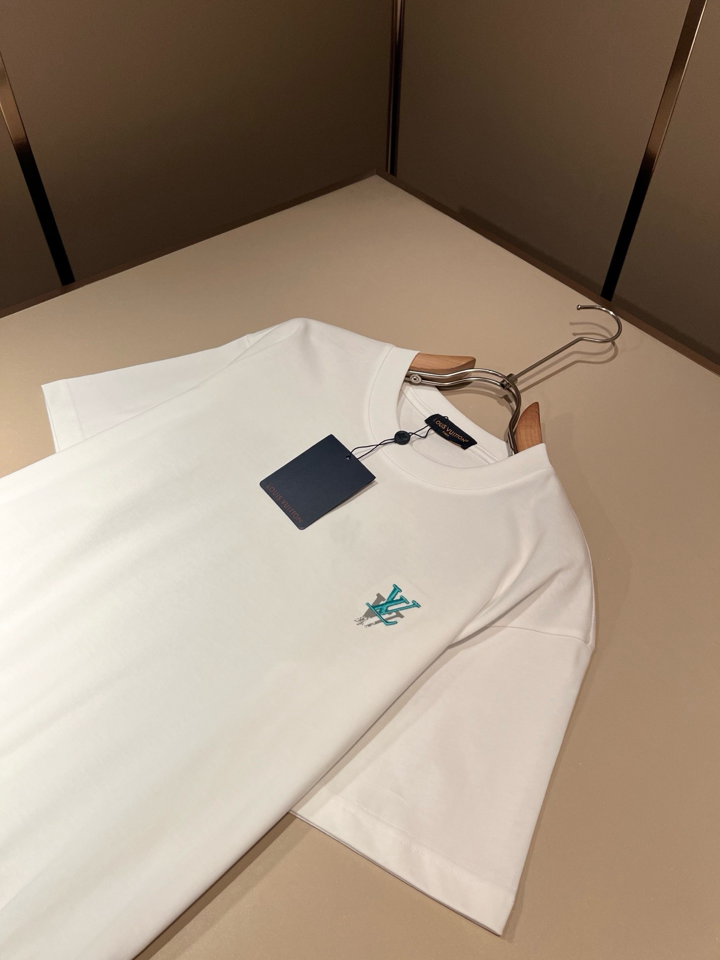 LouisVuitt*路易*登 2026春夏全新系列单品上线，非常时髦前卫的一款男女同款短袖T恤，标识l