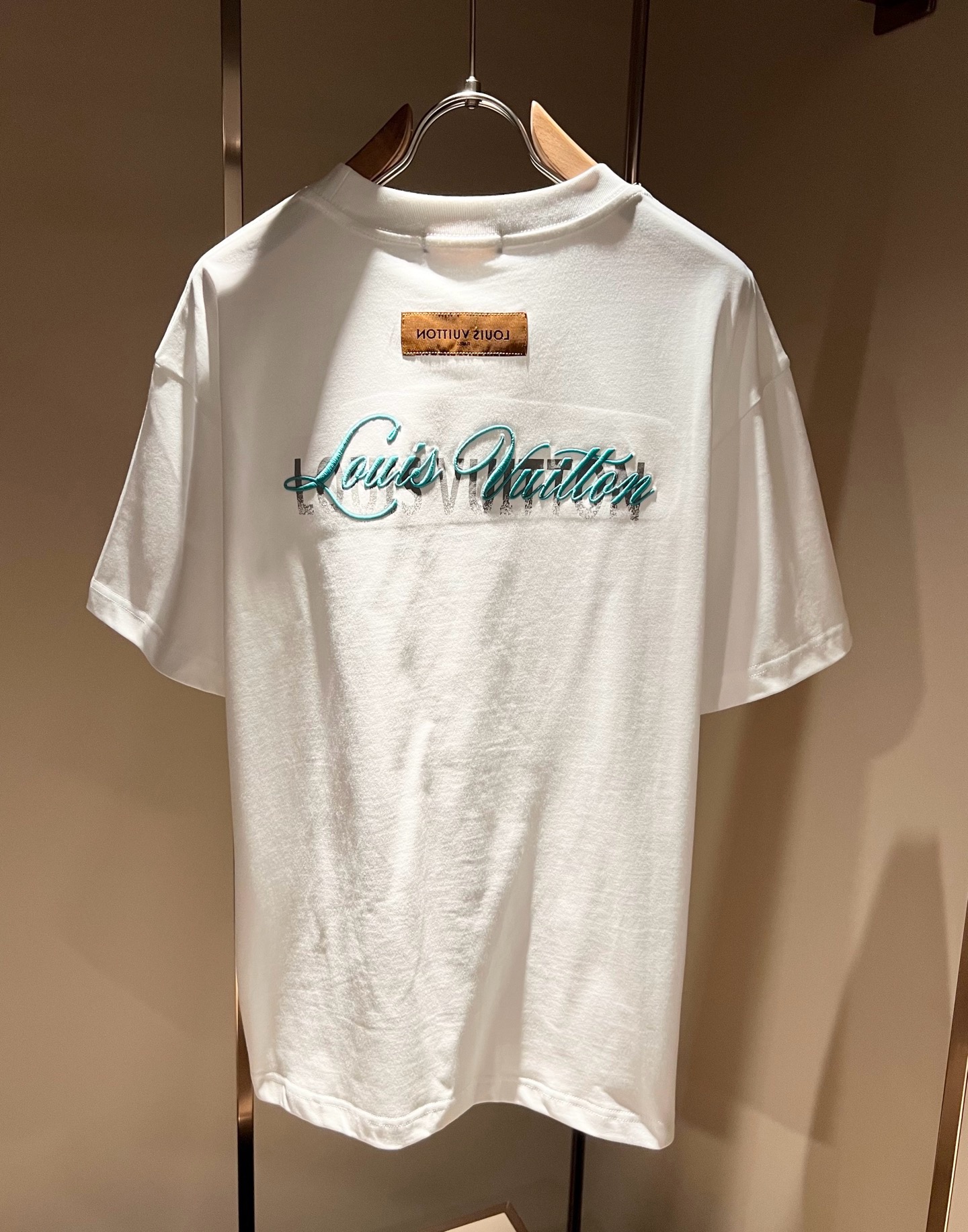 LouisVuitt*路易*登 2026春夏全新系列单品上线，非常时髦前卫的一款男女同款短袖T恤，标识l