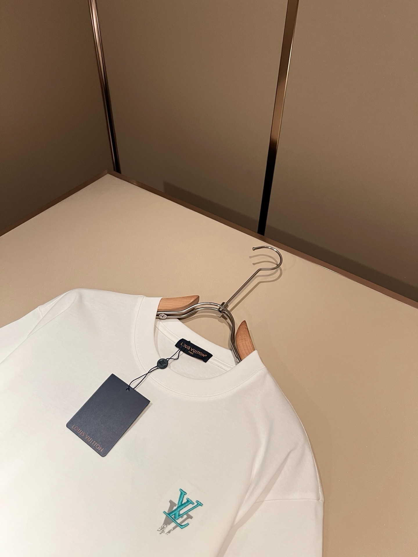 LouisVuitt*路易*登 2026春夏全新系列单品上线，非常时髦前卫的一款男女同款短袖T恤，标识l