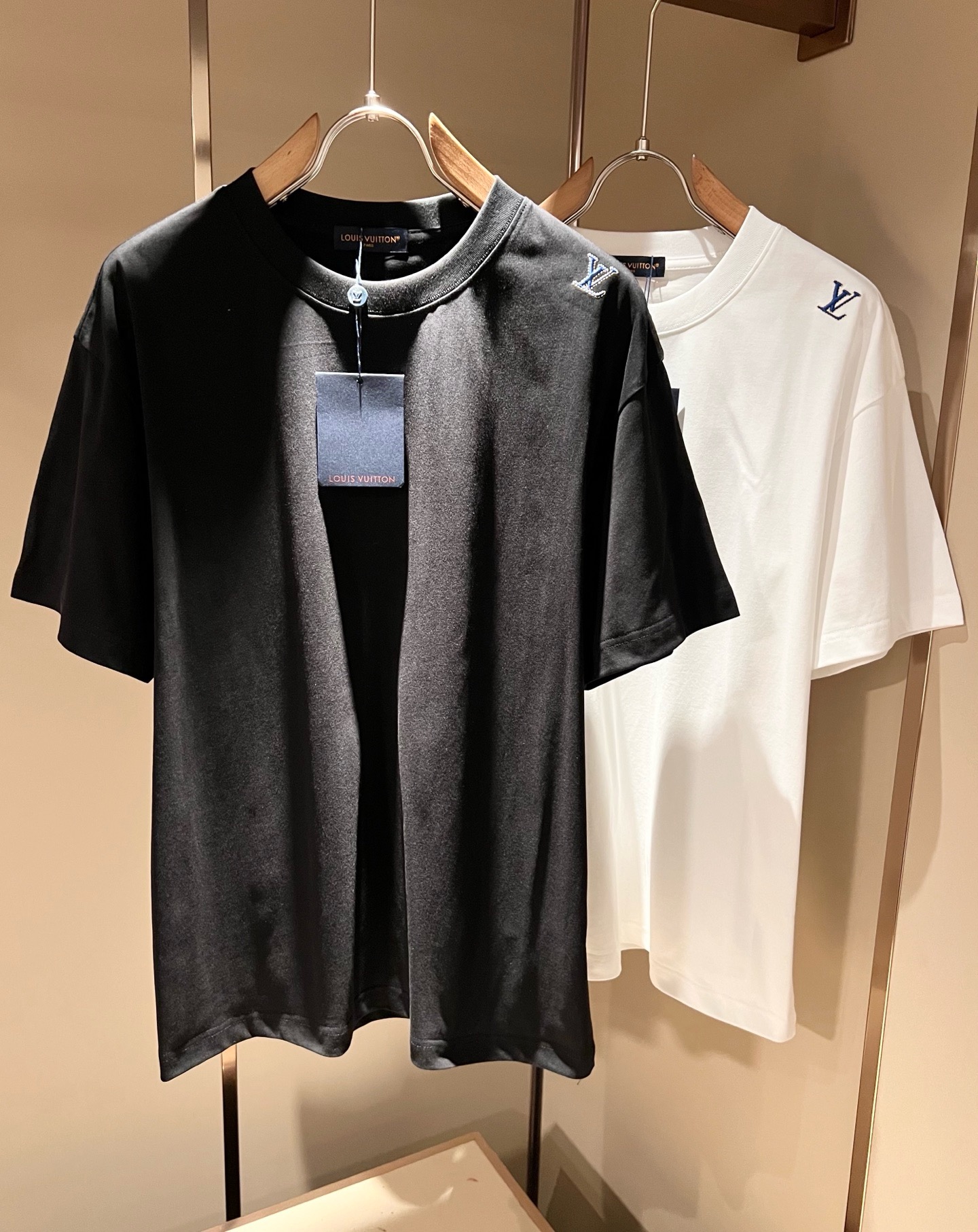 LouisVuitt*路易*登 2026春夏全新系列单品上线，非常时髦前卫的一款男女同款短袖T恤，标识l