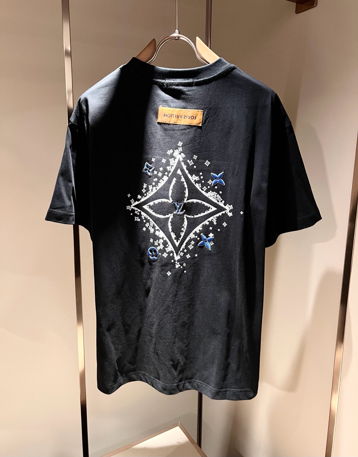 LouisVuitt*路易*登 2026春夏全新系列单品上线，非常时髦前卫的一款男女同款短袖T恤，标识l