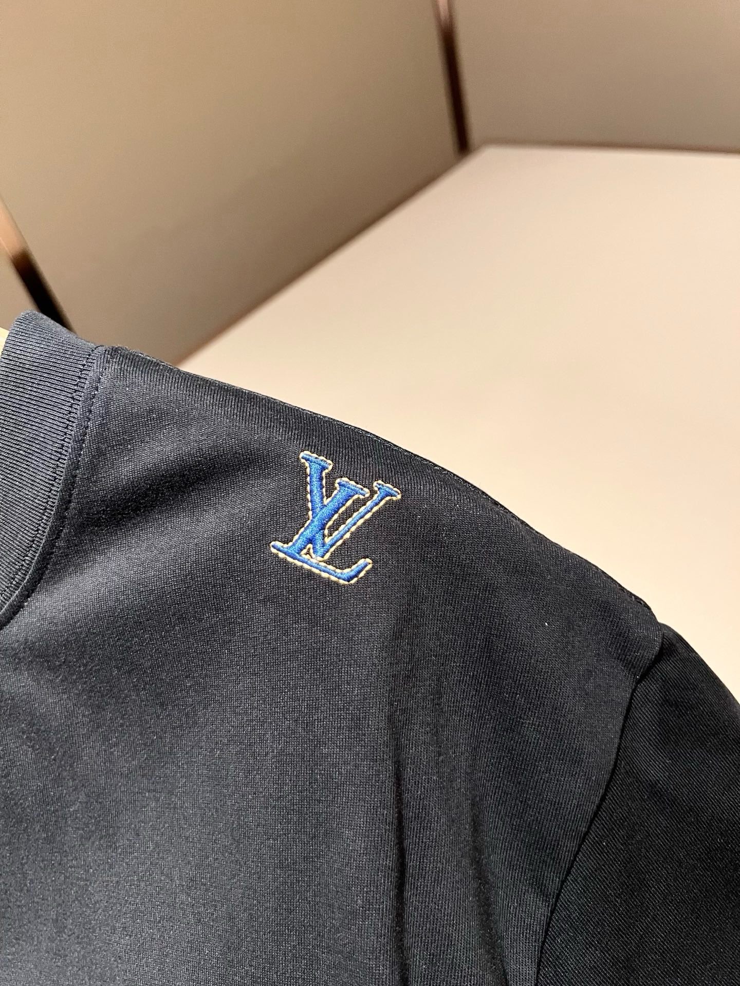 LouisVuitt*路易*登 2026春夏全新系列单品上线，非常时髦前卫的一款男女同款短袖T恤，标识l
