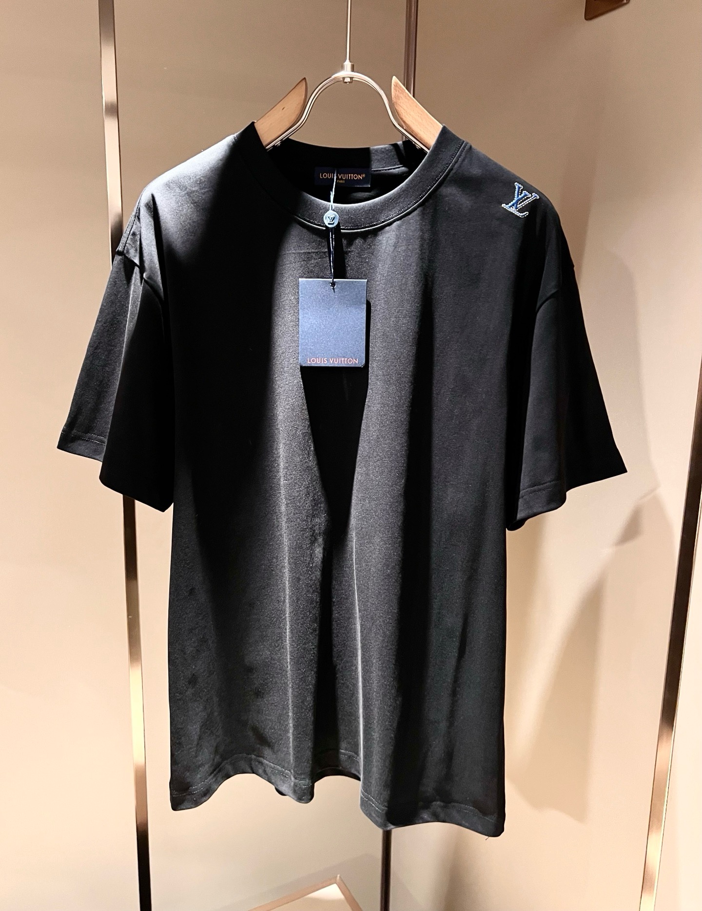 LouisVuitt*路易*登 2026春夏全新系列单品上线，非常时髦前卫的一款男女同款短袖T恤，标识l