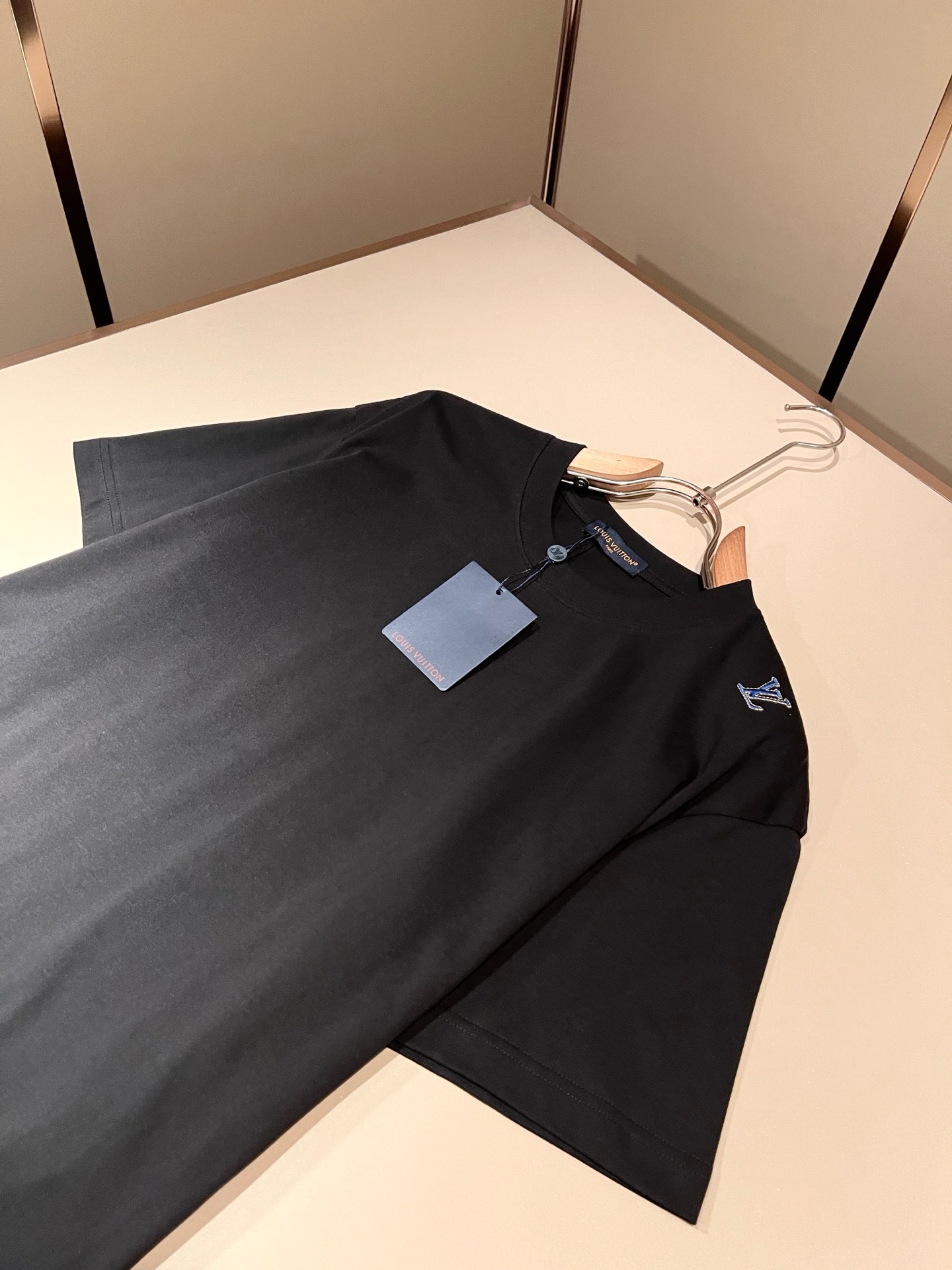 LouisVuitt*路易*登 2026春夏全新系列单品上线，非常时髦前卫的一款男女同款短袖T恤，标识l