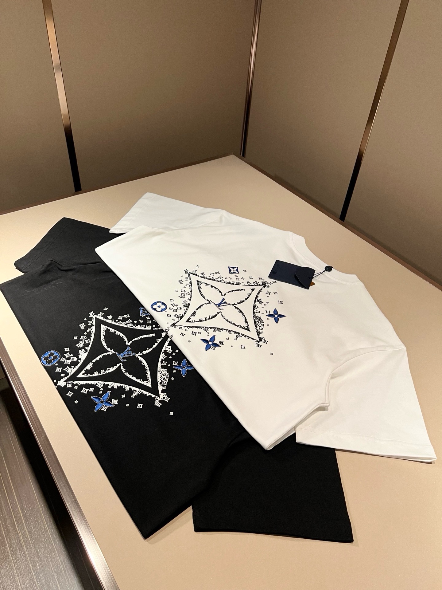 LouisVuitt*路易*登 2026春夏全新系列单品上线，非常时髦前卫的一款男女同款短袖T恤，标识l