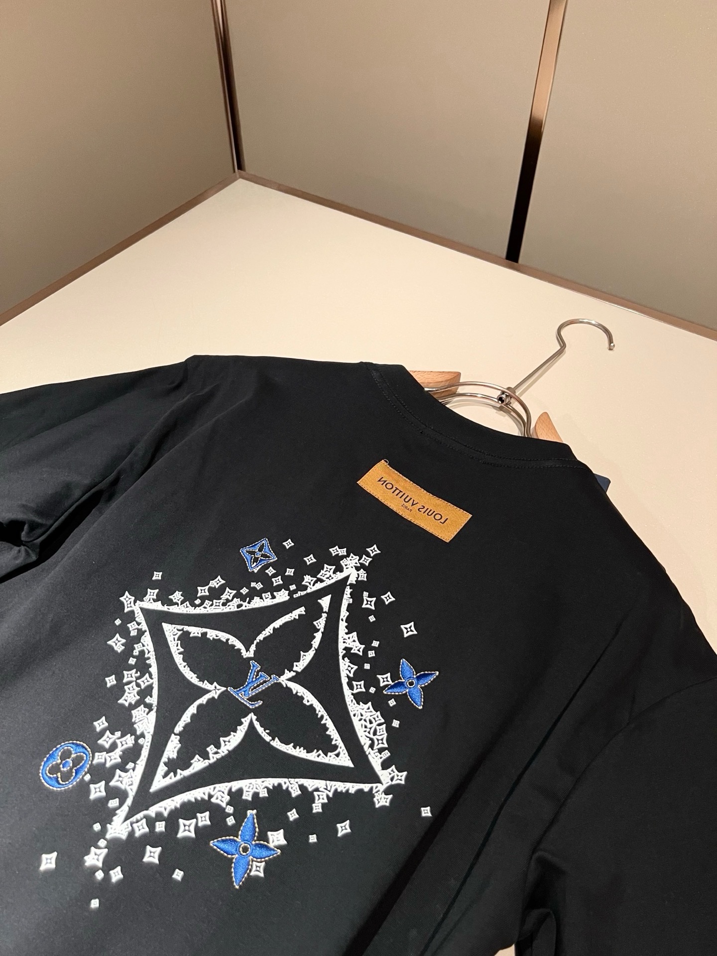 LouisVuitt*路易*登 2026春夏全新系列单品上线，非常时髦前卫的一款男女同款短袖T恤，标识l