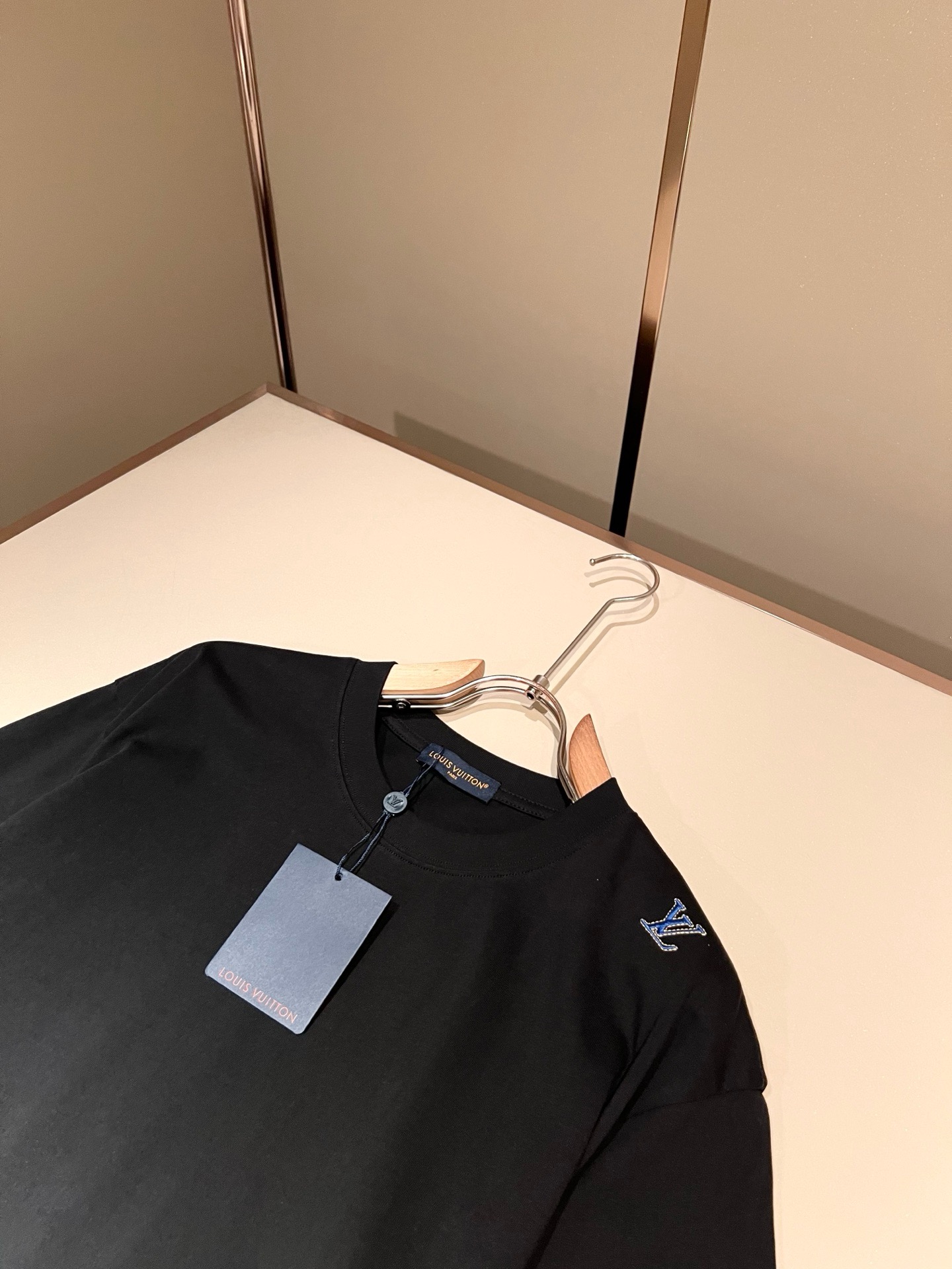 LouisVuitt*路易*登 2026春夏全新系列单品上线，非常时髦前卫的一款男女同款短袖T恤，标识l