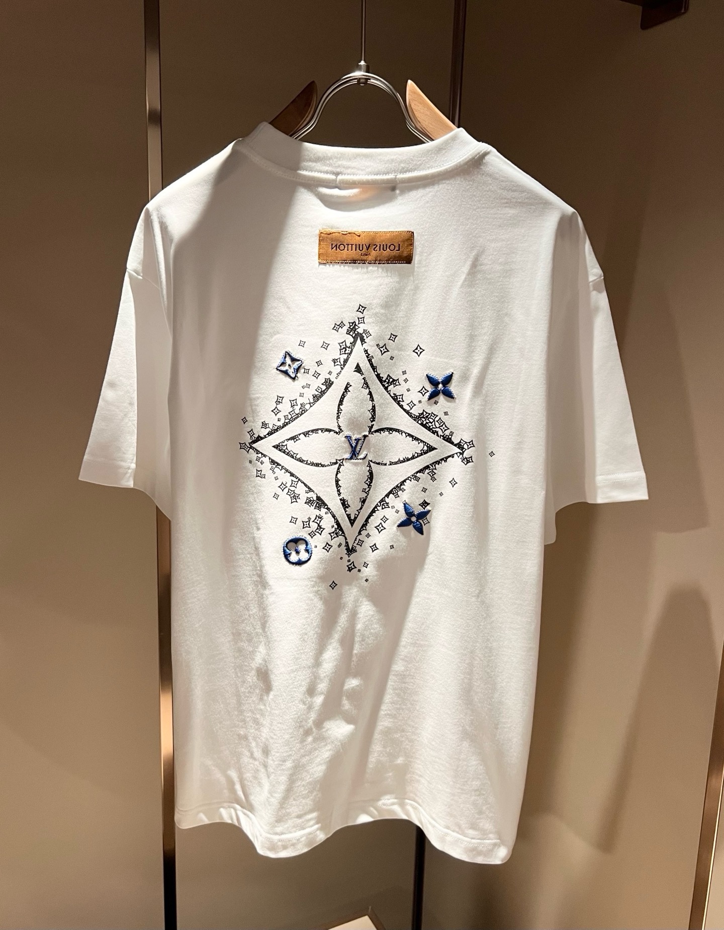 LouisVuitt*路易*登 2026春夏全新系列单品上线，非常时髦前卫的一款男女同款短袖T恤，标识l