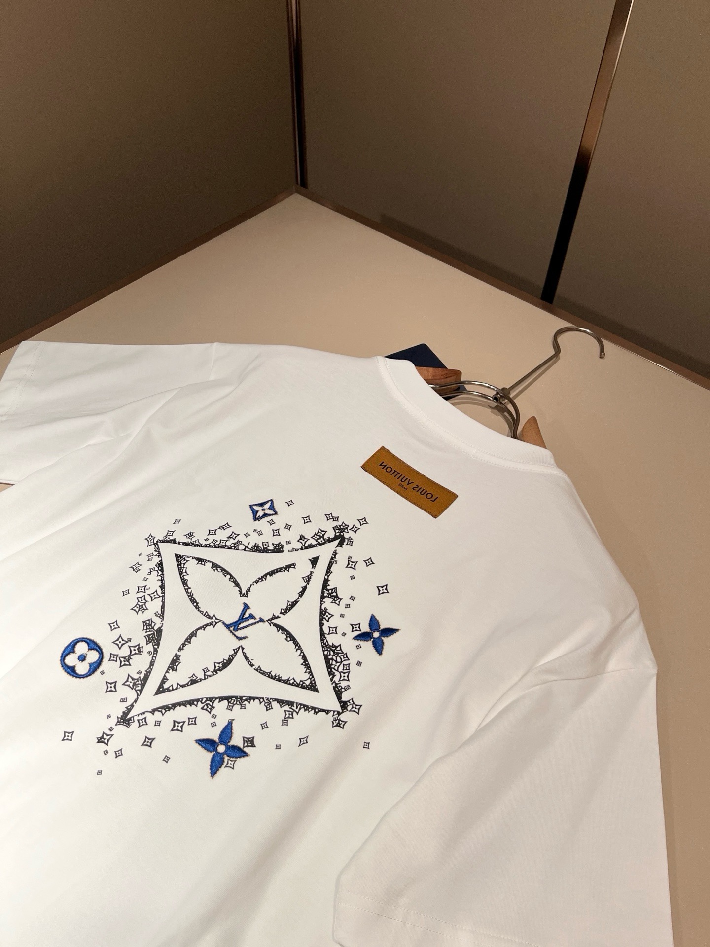 LouisVuitt*路易*登 2026春夏全新系列单品上线，非常时髦前卫的一款男女同款短袖T恤，标识l